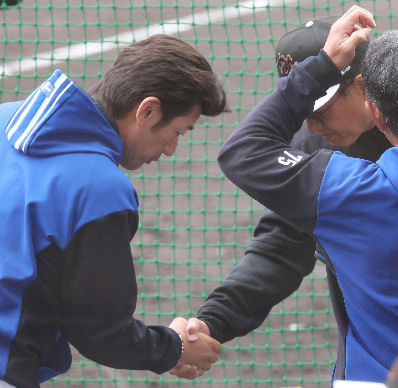 巨人対DeNA　試合前、握手を交わすDeNA三浦監督（左）と巨人原監督（撮影・宮地輝）