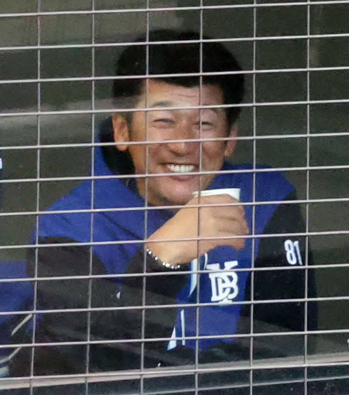 巨人対DeNA　試合前、笑顔で練習を見るDeNA三浦監督（撮影・宮地輝）