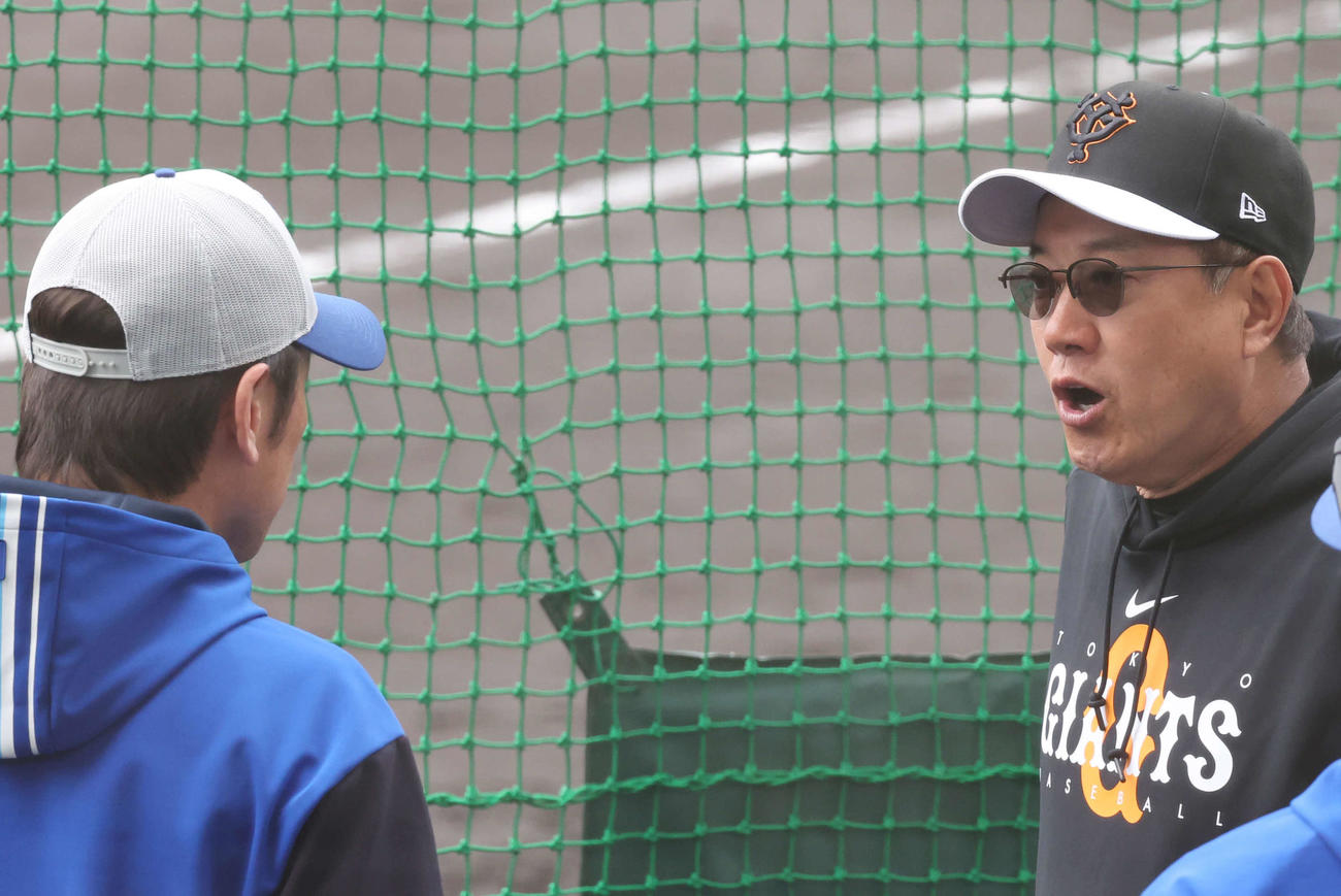 巨人対DeNA　試合前、話し合うDeNA三浦監督（左）と巨人原監督（撮影・宮地輝）