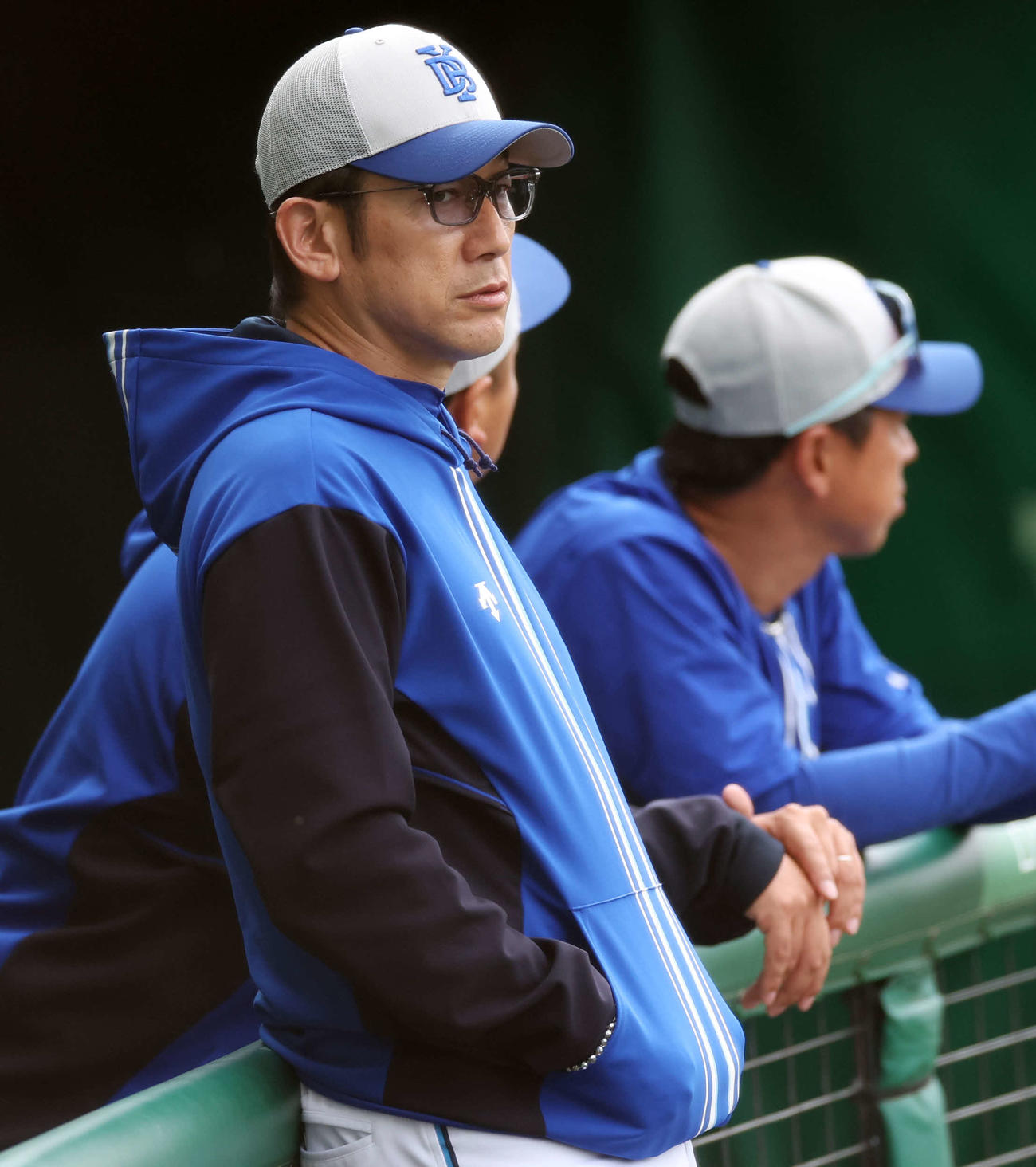 巨人対DeNA　試合前、練習を見るDeNA三浦監督（撮影・宮地輝）