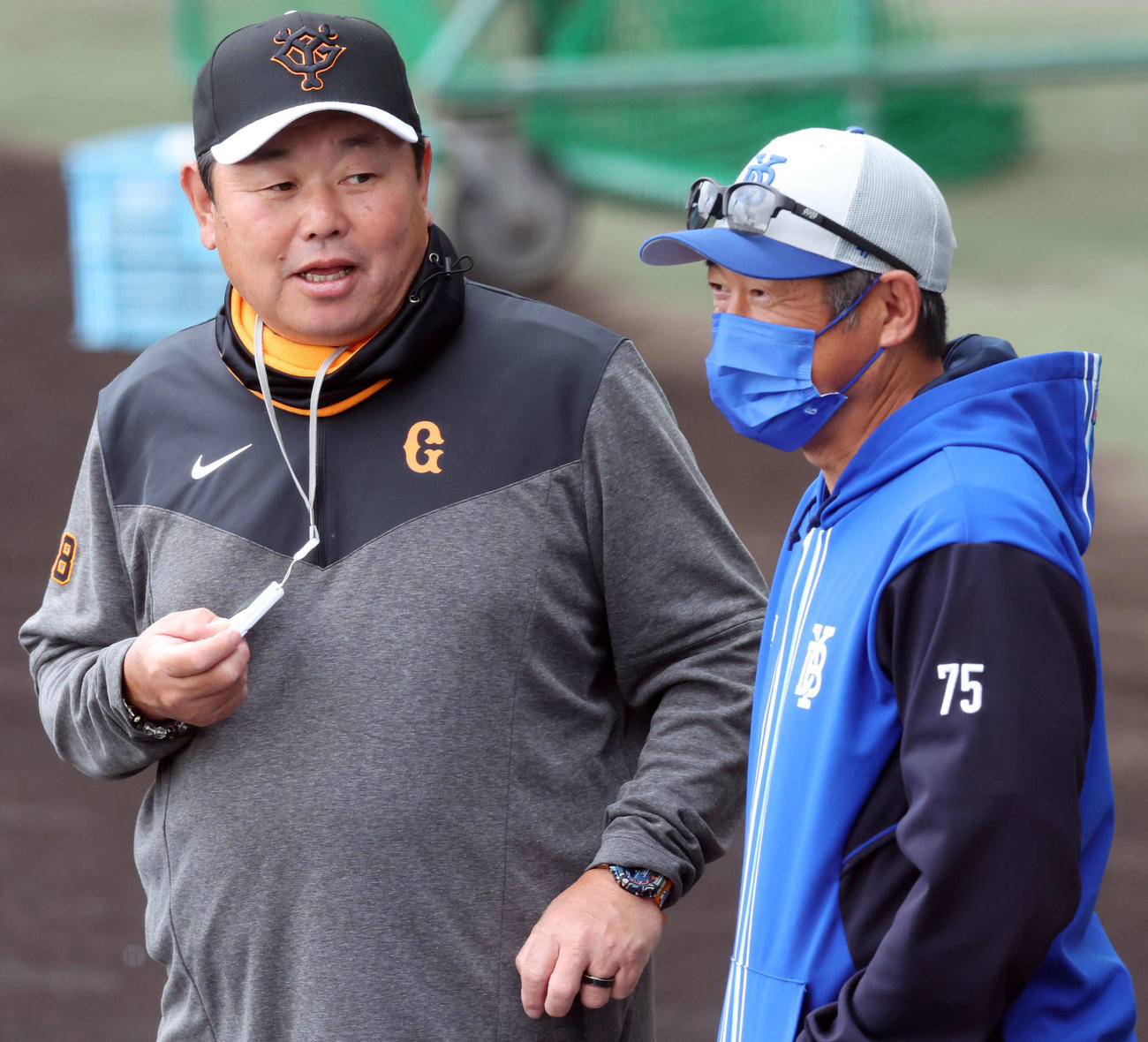 巨人対DeNA　試合前、話し合う巨人大久保打撃チーフコーチ（左）とDeNA石井チーフ打撃コーチ（撮影・宮地輝）