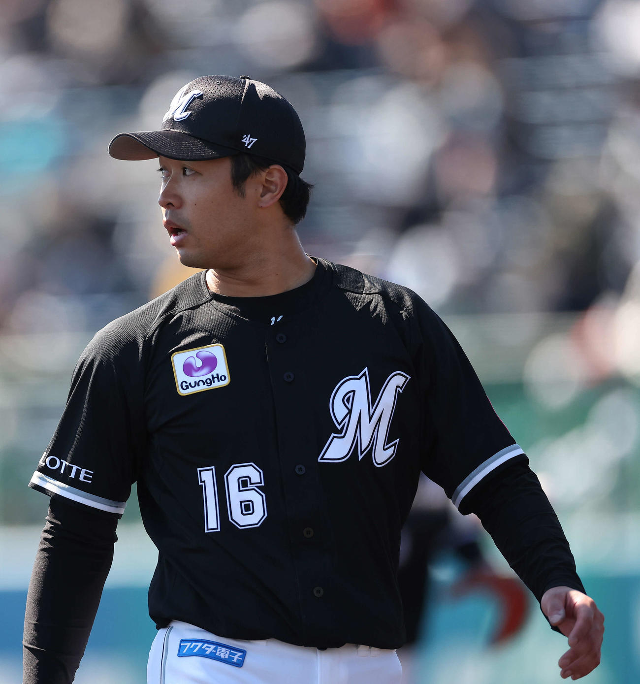西武対ロッテ　3回裏を抑えベンチに戻る種市（撮影・河田真司）