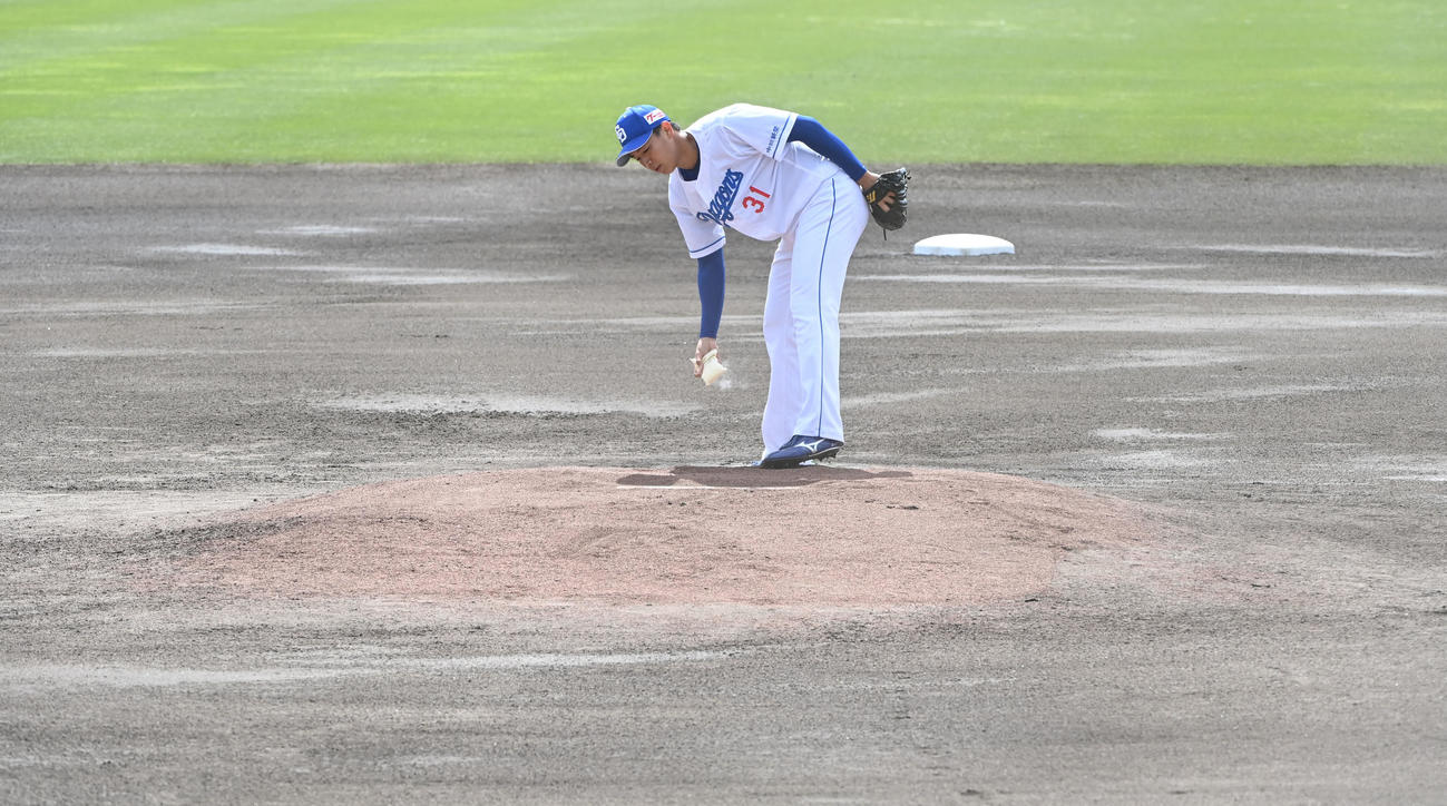 中日対広島　1回表、マウンドに上がる中日先発の仲地（撮影・森本幸一）