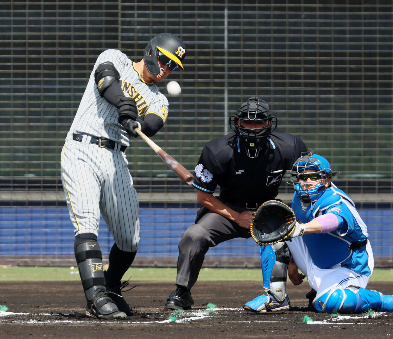 日本ハム対阪神　1回表阪神2死一、二塁、佐藤輝は右越え適時三塁打を放つ（撮影・加藤哉）