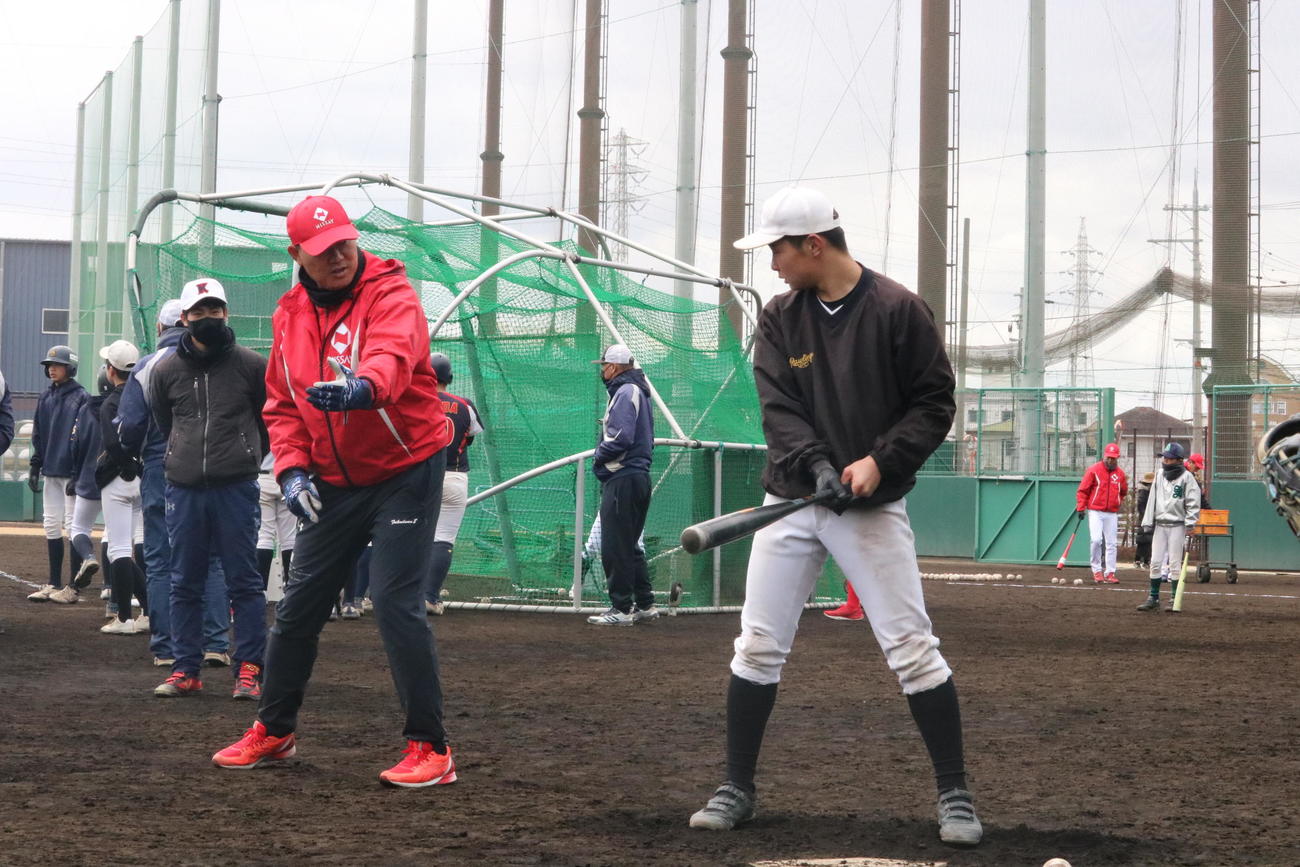 日本生命特別コーチの福留孝介氏が野球教室で身ぶり手ぶりで指導する（撮影・林亮佑）
