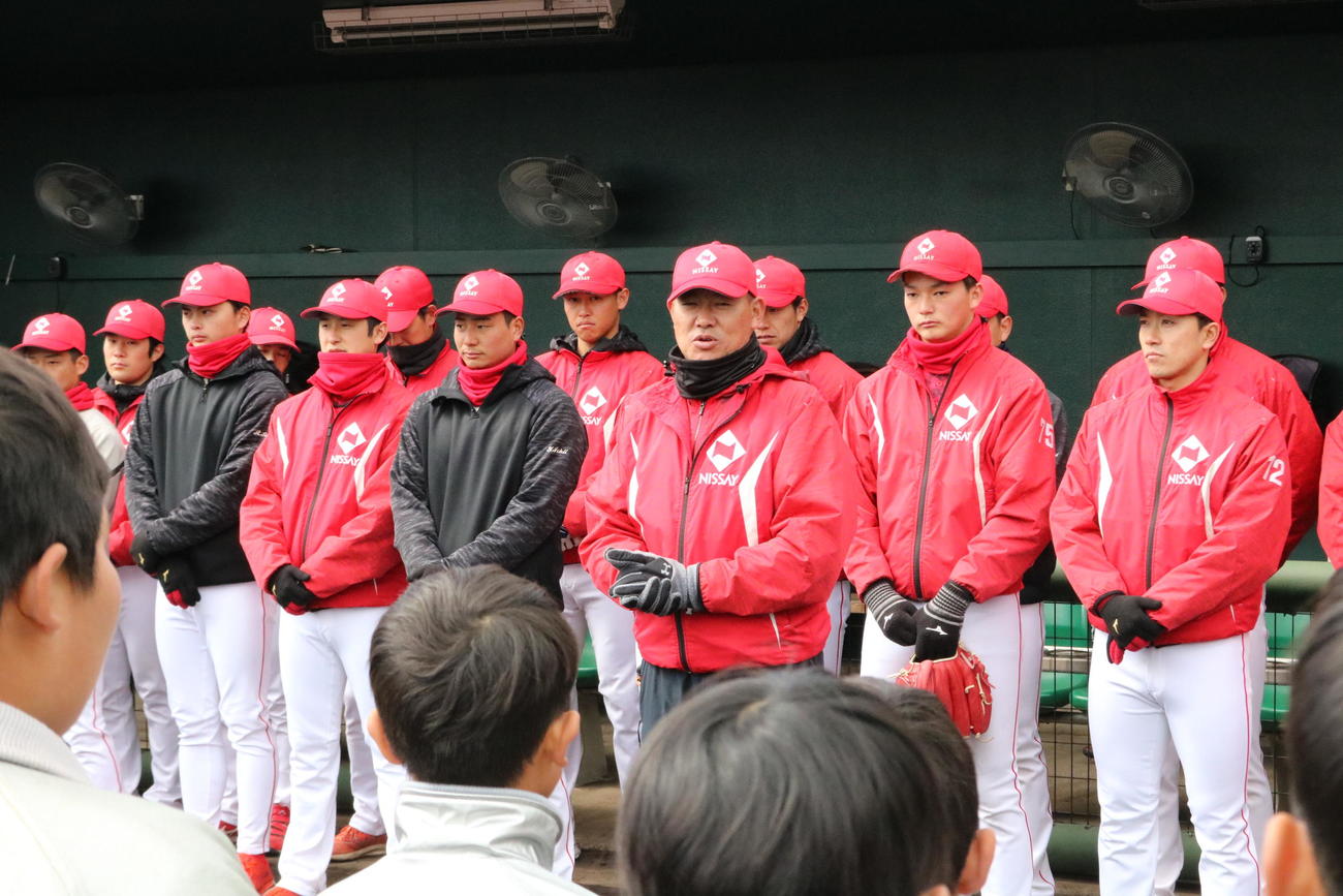 日本生命特別コーチの福留孝介氏が野球教室の最後に子どもに話をする（撮影・林亮佑）