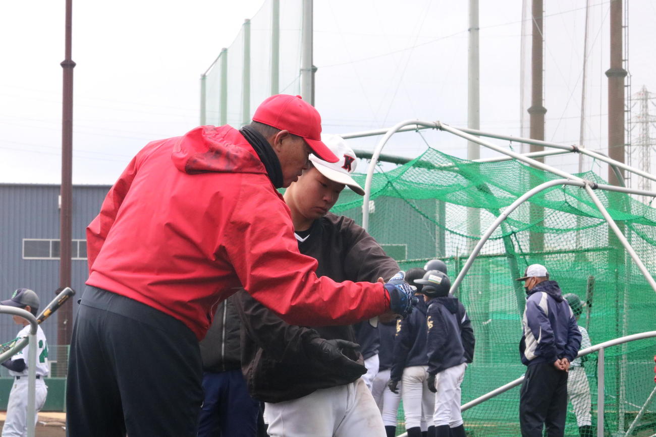 日本生命特別コーチの福留孝介氏が野球教室で身ぶり手ぶりで指導する（撮影・林亮佑）