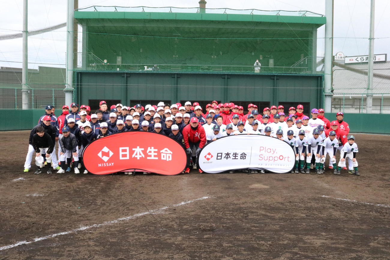 日本生命特別コーチの福留孝介氏を中心に、野球教室に参加した子どもたちと記念に撮影する（撮影・林亮佑）