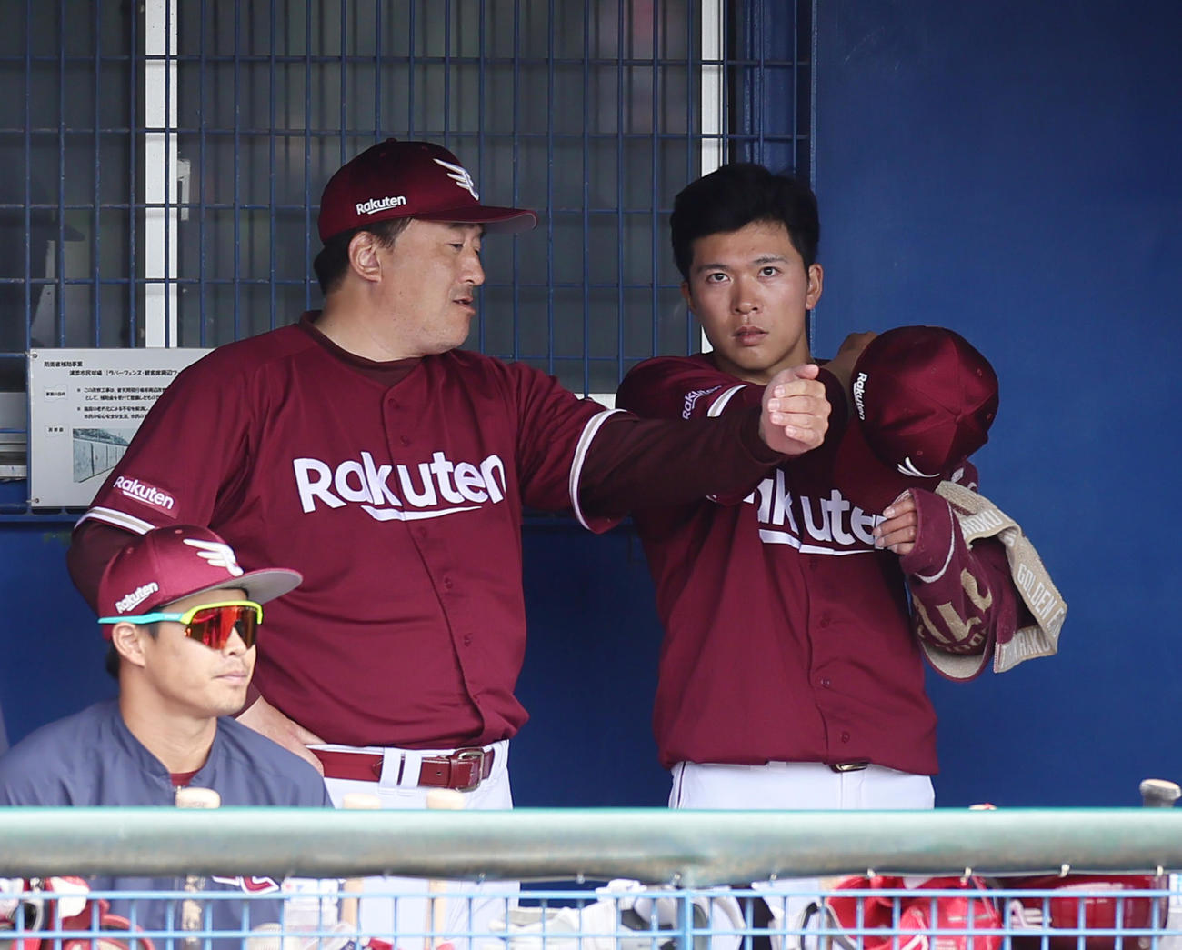 ヤクルト対楽天　2回途中5失点で降板した楽天早川（右）はベンチで石井監督の話を聞く（撮影・足立雅史）