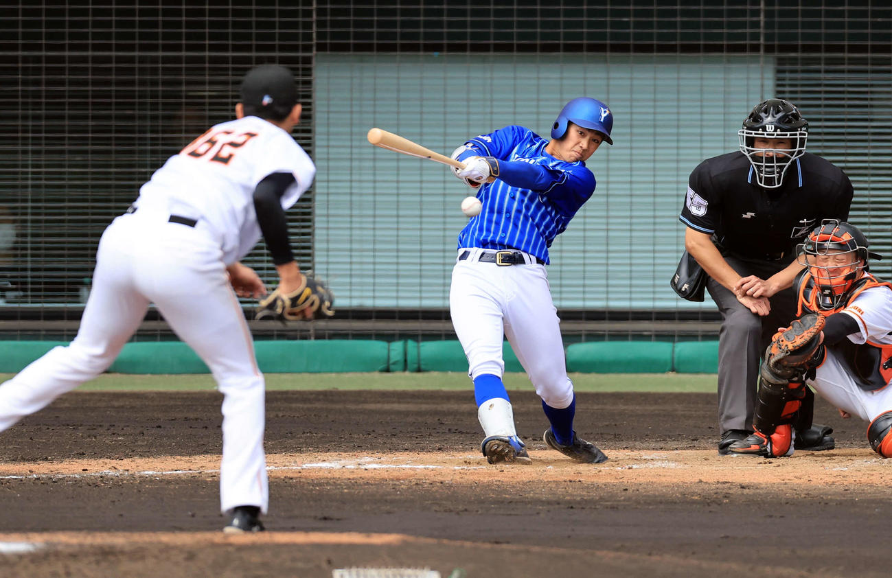 巨人対DeNA 3回表DeNA2死一塁、森は相手二塁失策を呼び出塁。投手横川（撮影・浅見桂子）