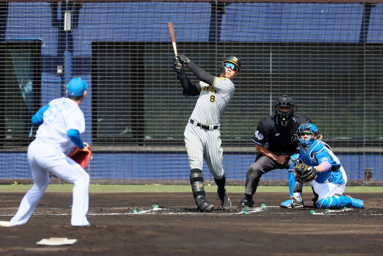 日本ハム対阪神　1回表阪神2死一、二塁、佐藤輝は右越え適時三塁打を放つ（撮影・加藤哉）