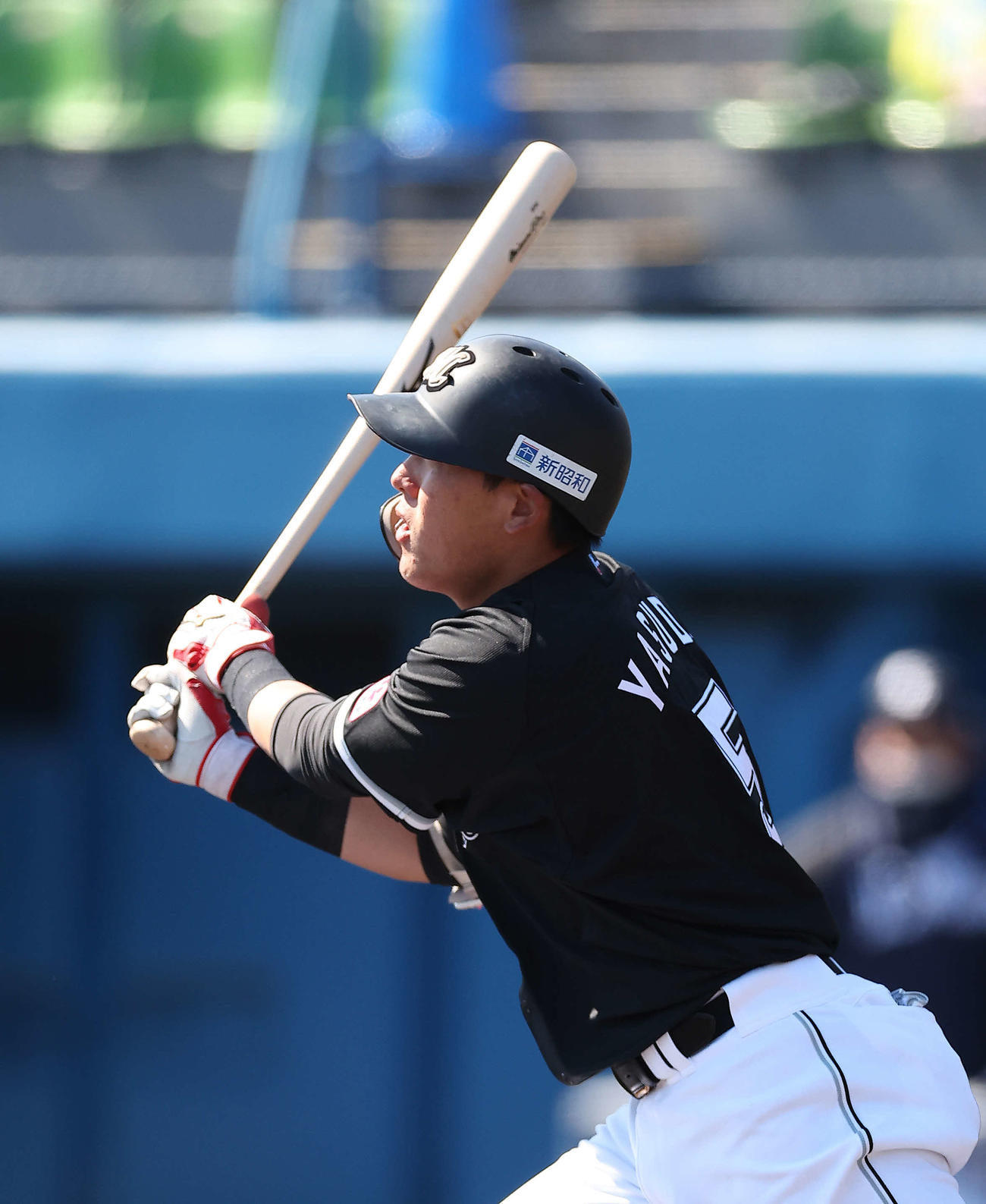 西武対ロッテ　4回表ロッテ1死、中越え三塁打を放つ安田（撮影・河田真司）
