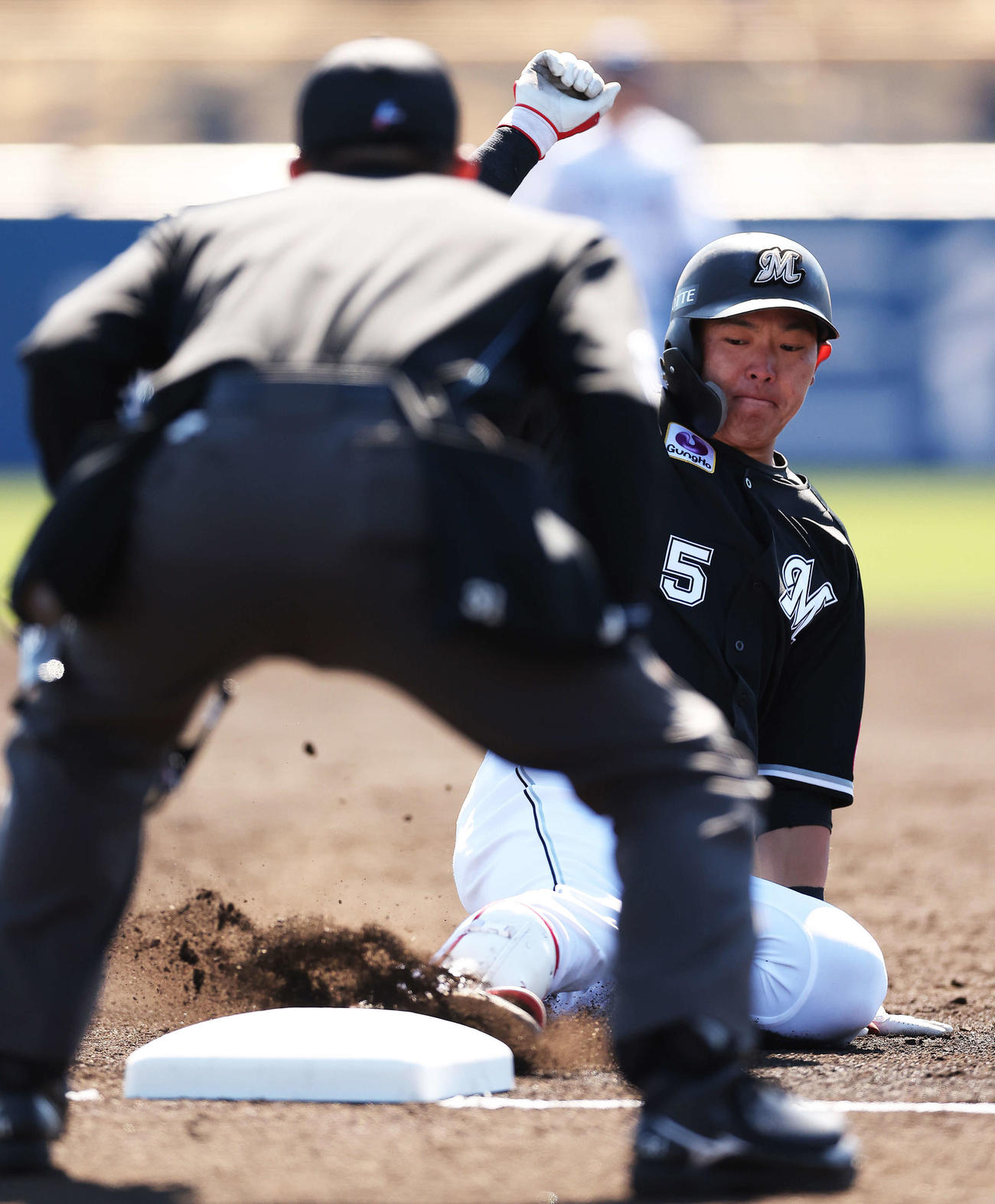 西武対ロッテ　4回表ロッテ1死、中越え三塁打を放ち出塁する安田（撮影・河田真司）
