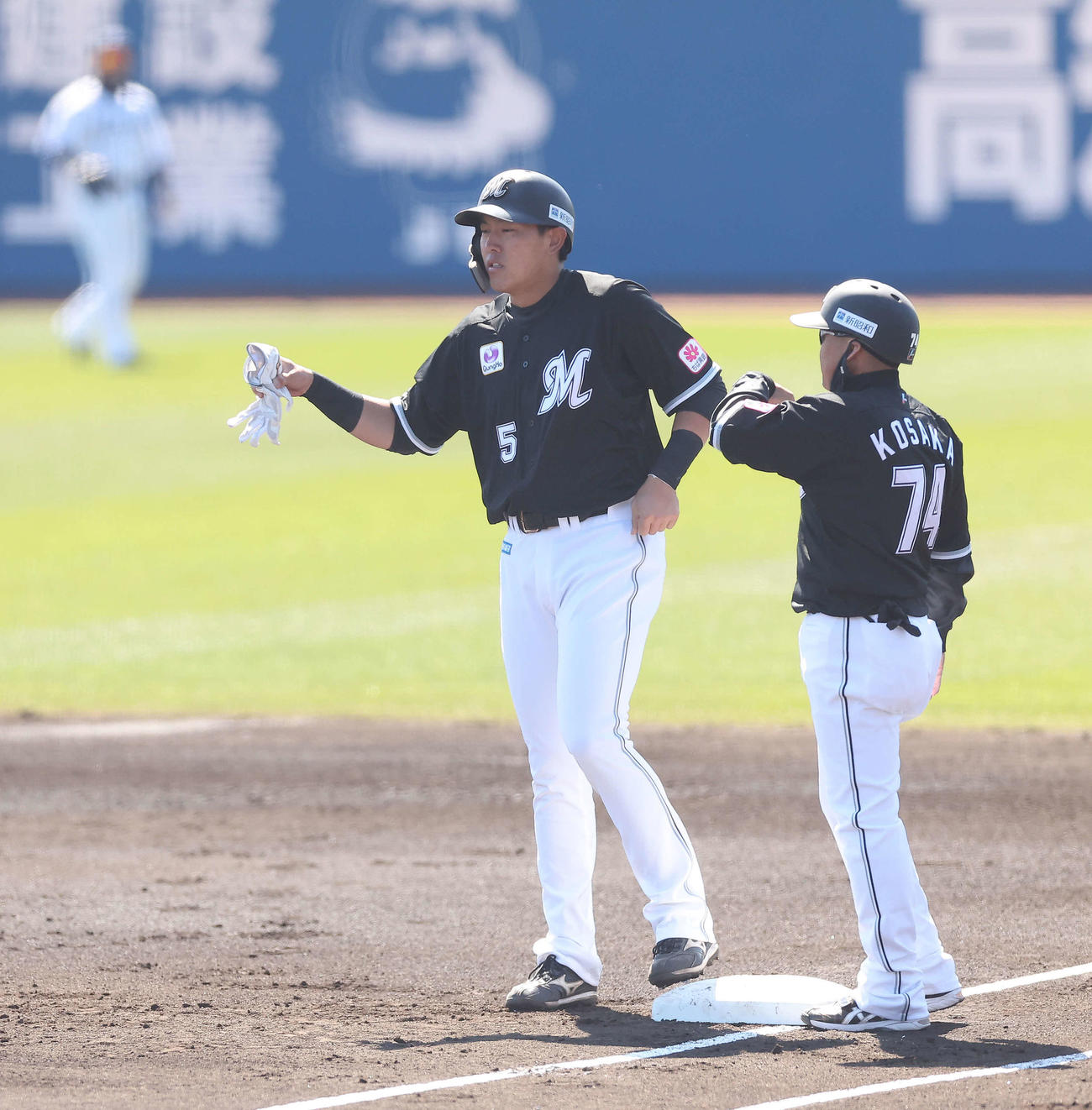 西武対ロッテ　1回表ロッテ2死一塁、中前打を放ち出塁する安田（撮影・河田真司）