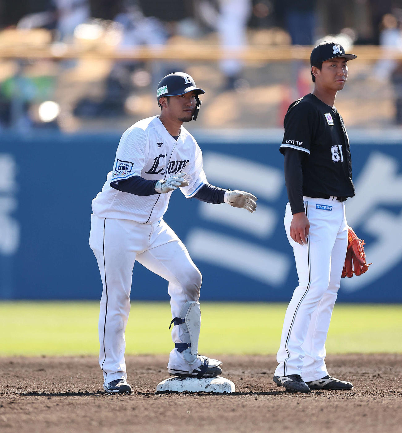 西武対ロッテ　6回裏西武2死一、二塁、右翼線に同点2点適時二塁打を放ち出塁する柘植（撮影・河田真司）