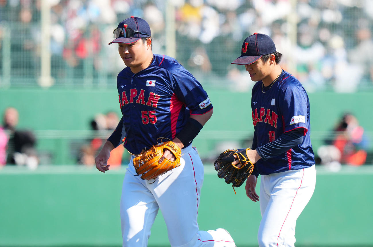 ソフトバンク対侍ジャパン　1回裏ソフトバンクの攻撃を無失点に抑えタッチを交わす侍ジャパン先発の山本（右）と村上（撮影・垰建太）