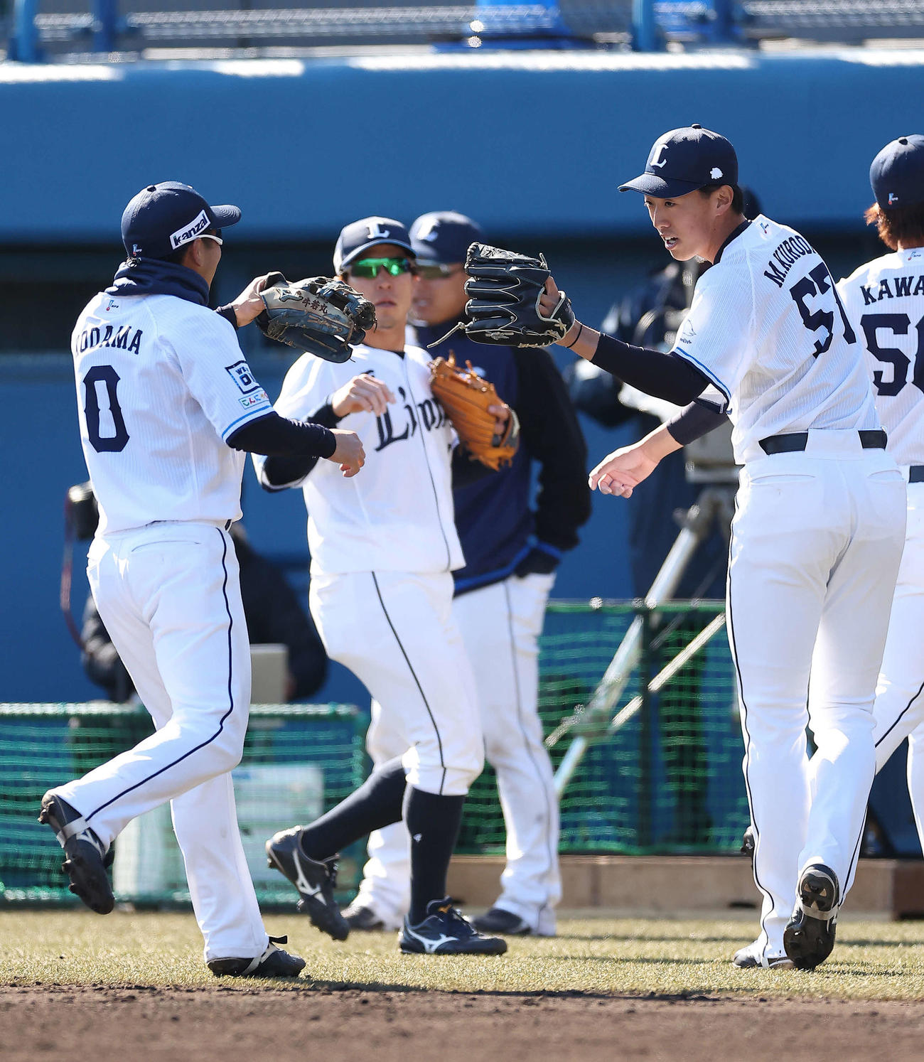 西武対ロッテ　7回表を抑え、ナインを迎える黒田（右）（撮影・河田真司）