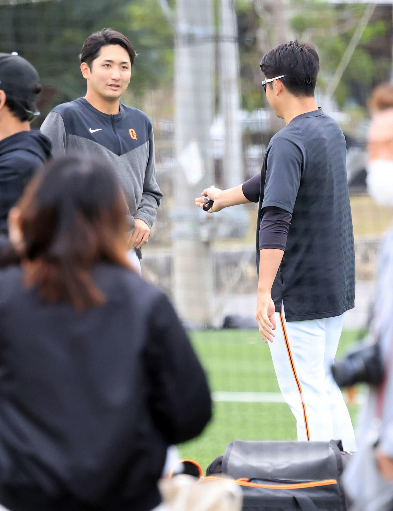 巨人菅野（右）からアドバイスを受ける横川（撮影・浅見桂子）