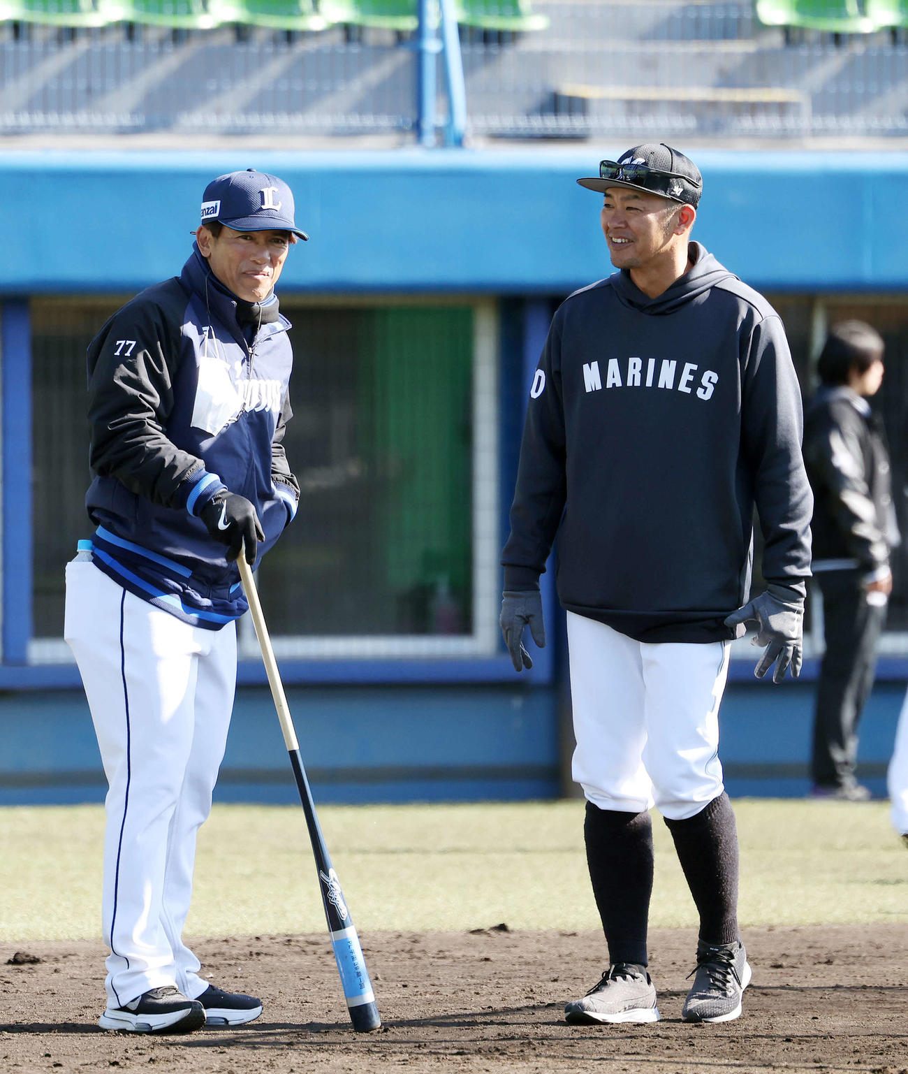 西武対ロッテ　試合前、笑顔で言葉を交わす西武松井監督（左）とロッテ福浦ヘッド兼打撃コーチ（撮影・河田真司）