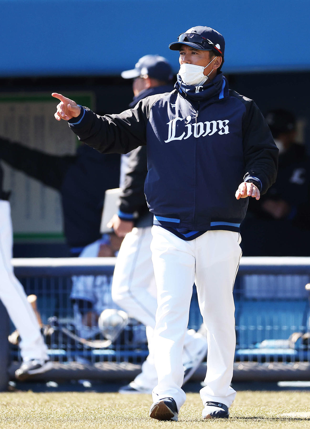 西武対ロッテ　5回裏を終え、選手交代を告げる松井監督（撮影・河田真司）