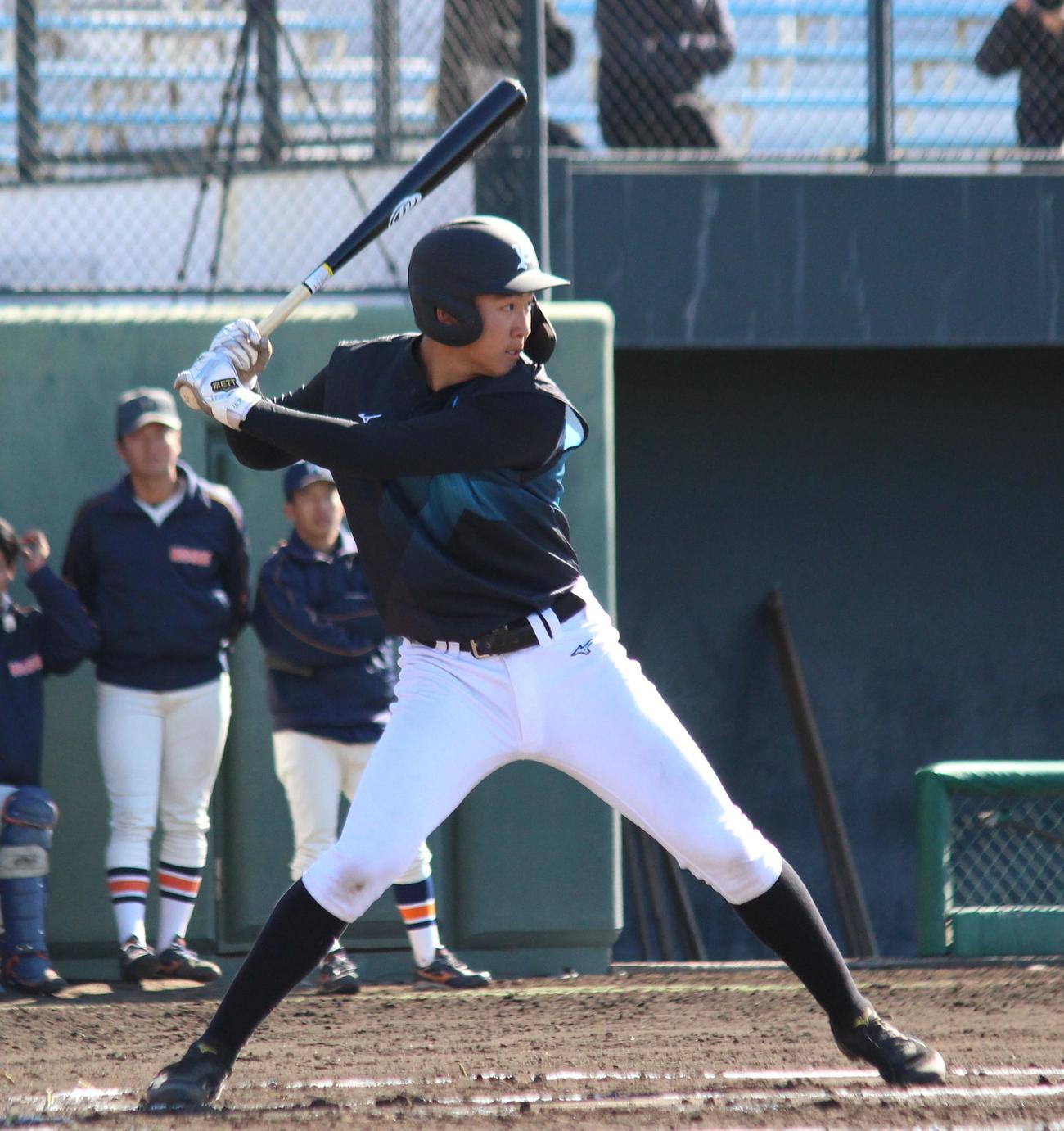 法大対亜大　スタメン出場し4打数2安打1打点と活躍した亜大・小池（撮影・保坂恭子）