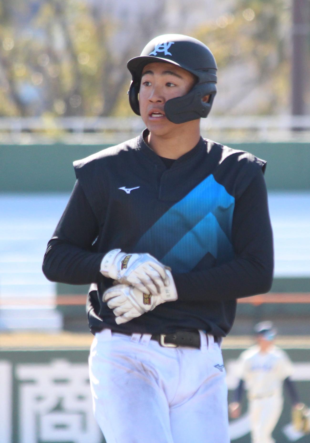 法大対亜大　3回裏亜大2死、中前打を放った小池（撮影・保坂恭子）