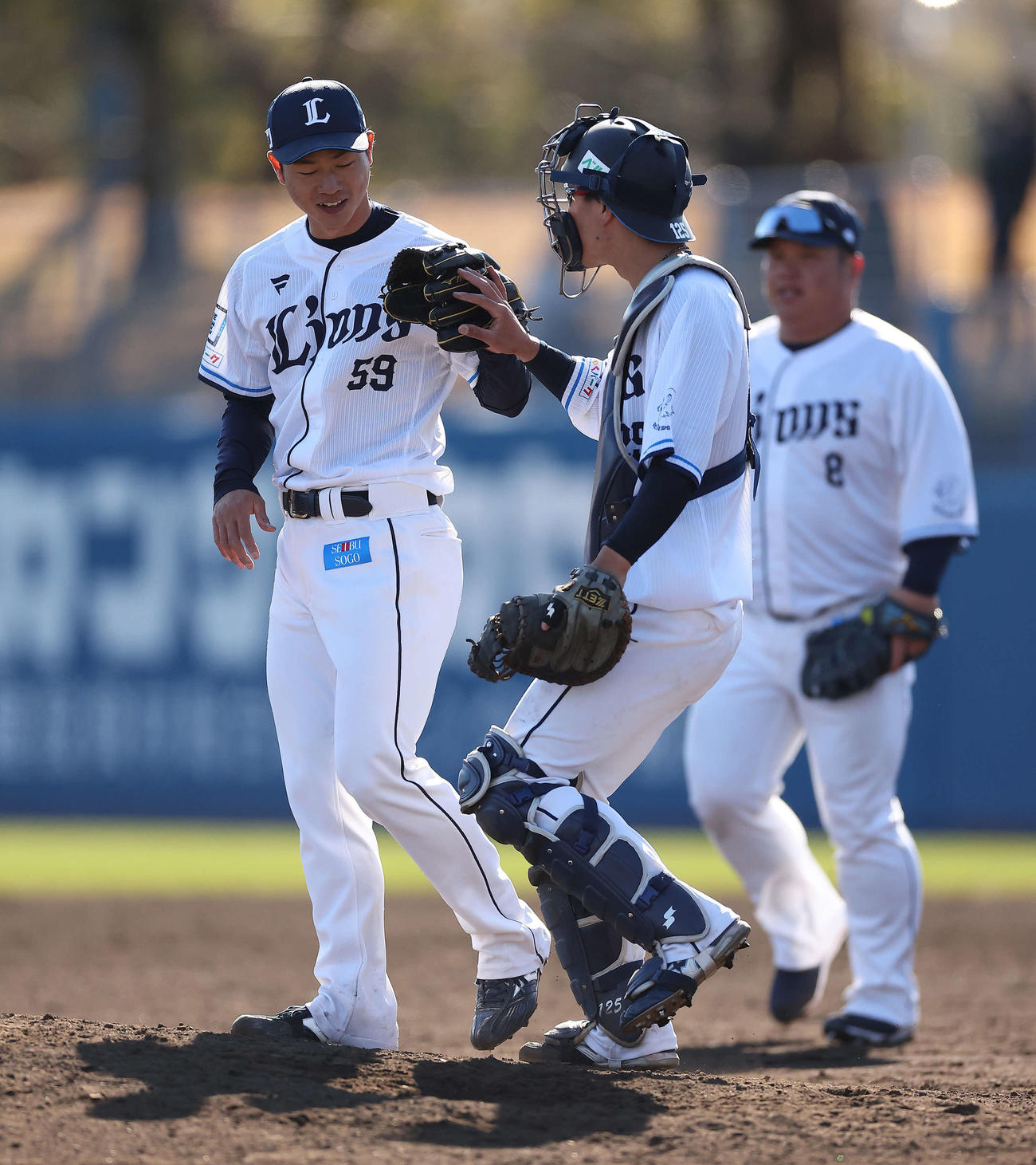 西武対ロッテ　ロッテに勝利し、マウンドでタッチを交わす大曲（左）と古市尊（撮影・河田真司）
