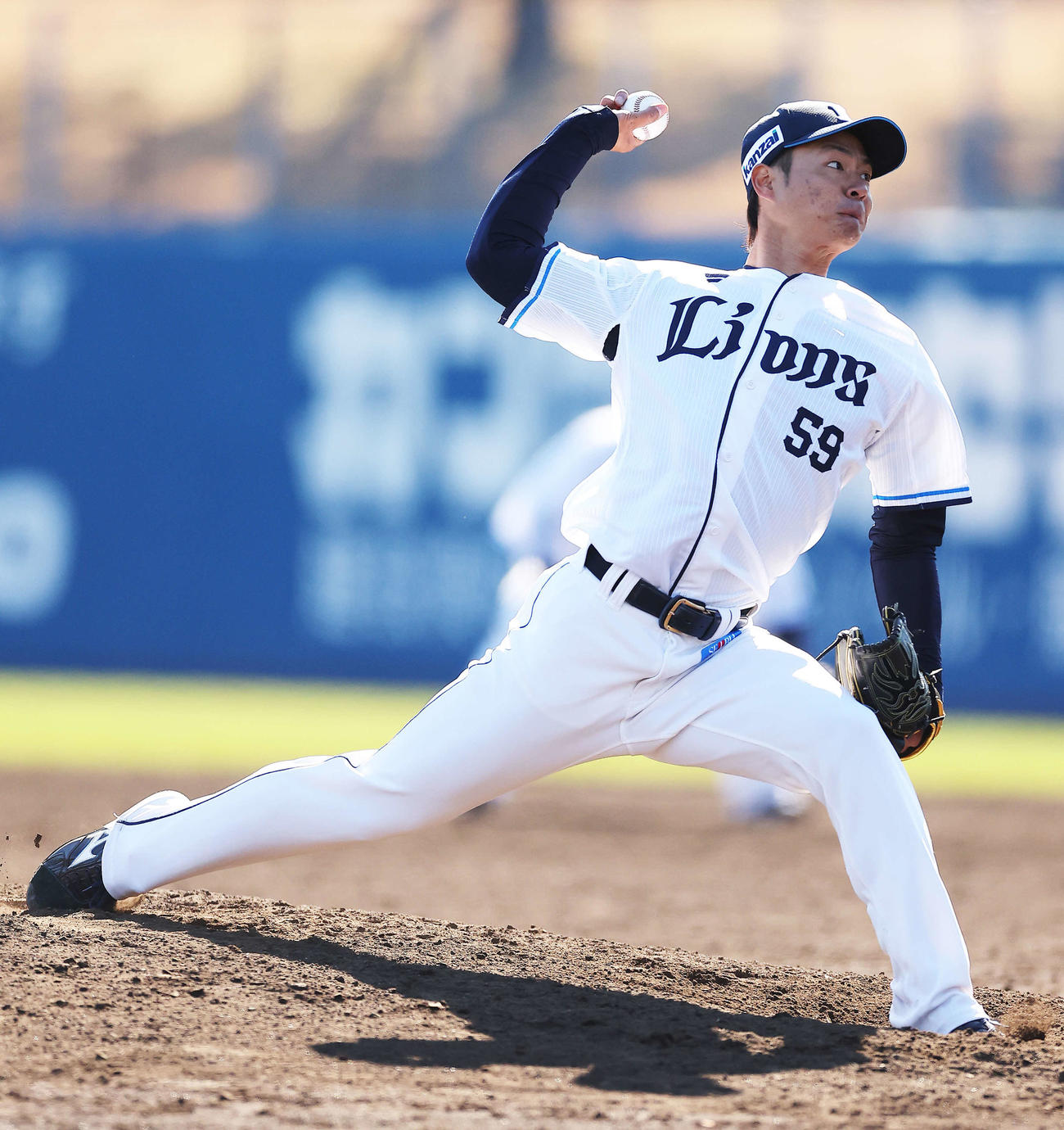 西武対ロッテ　9回表、西武5番手で登板する大曲（撮影・河田真司）