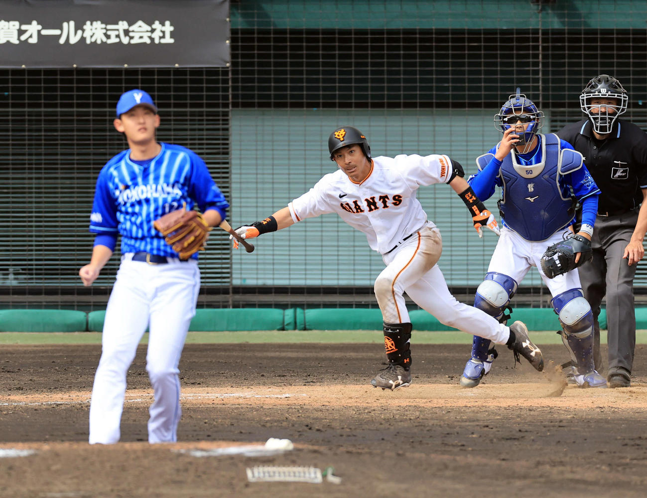 巨人対DeNA 5回裏巨人2死一、二塁、松田宣浩は中越え2点適時三塁打を放つ。投手阪口（撮影・浅見桂子）
