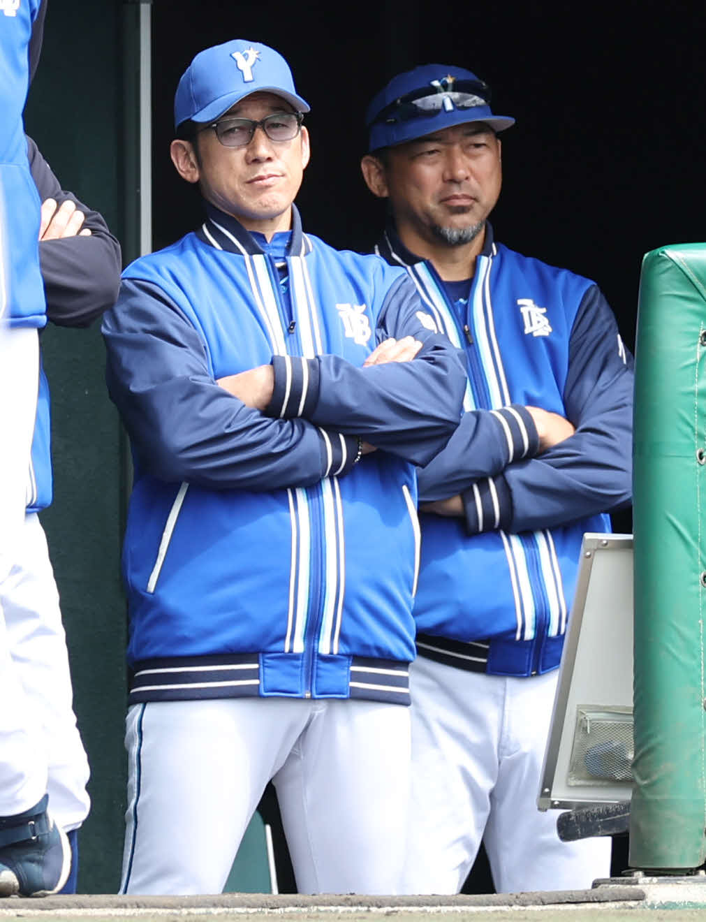 巨人対DeNA 1回表、戦況を見つめるDeNA三浦監督（左）と斎藤チーフ投手コーチ（撮影・宮地輝）