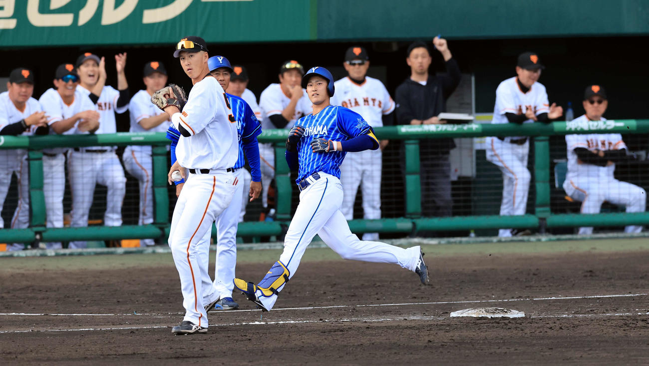巨人対DeNA 9回表DeNA1死、松尾（中央）は二塁ゴロに倒れる。一塁手秋広。後方右は原監督（撮影・浅見桂子）