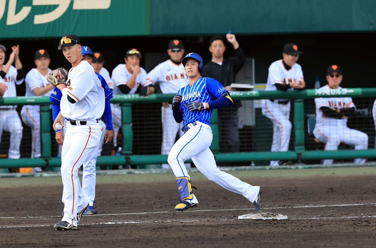 巨人対DeNA 9回表DeNA1死、松尾（中央）は二塁ゴロに倒れる。一塁手秋広。後方右は原監督（撮影・浅見桂子）