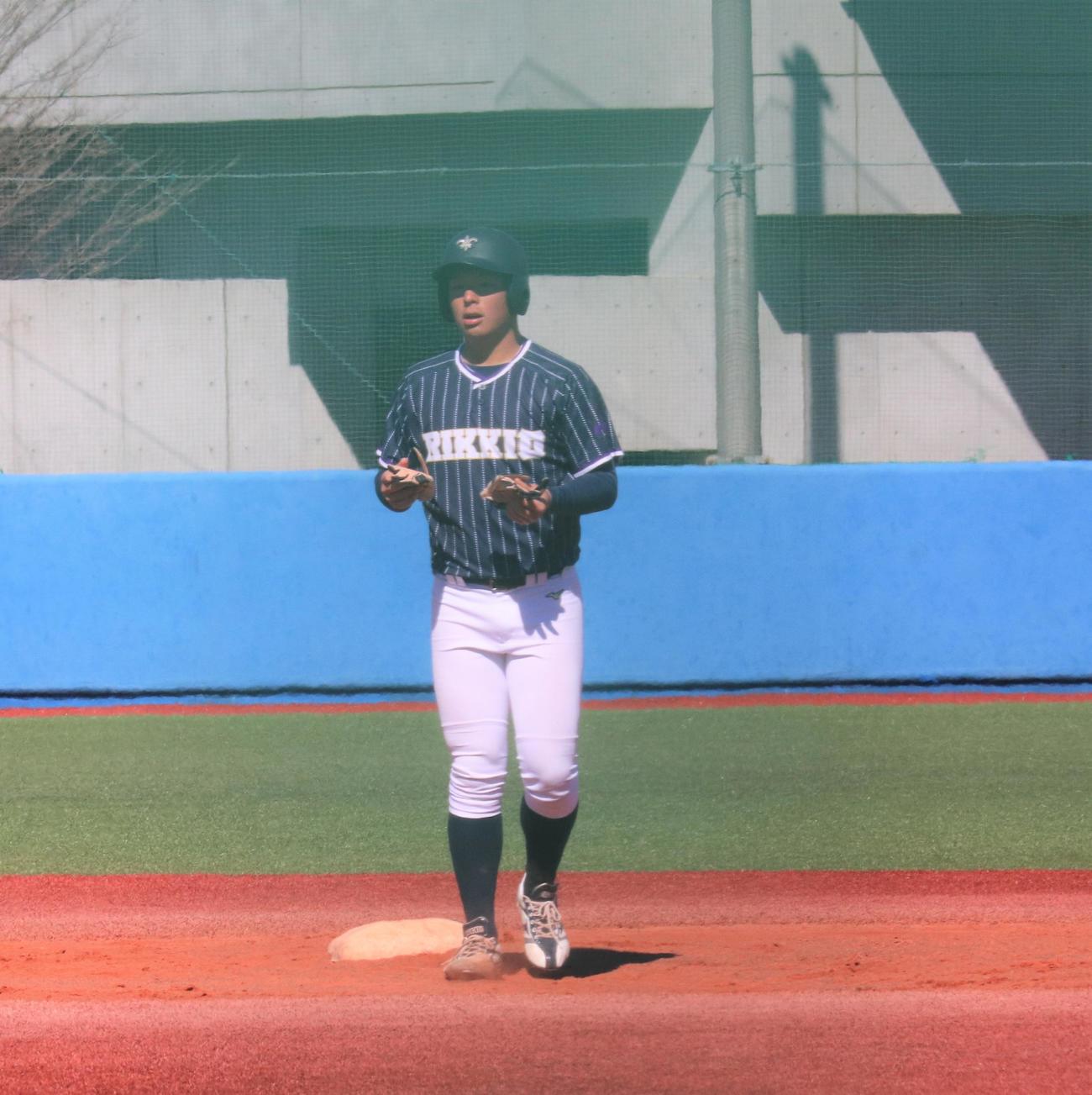 桐蔭横浜大対立大　大学初スタメンで初安打を放った立大・丸山（撮影・星夏穂）
