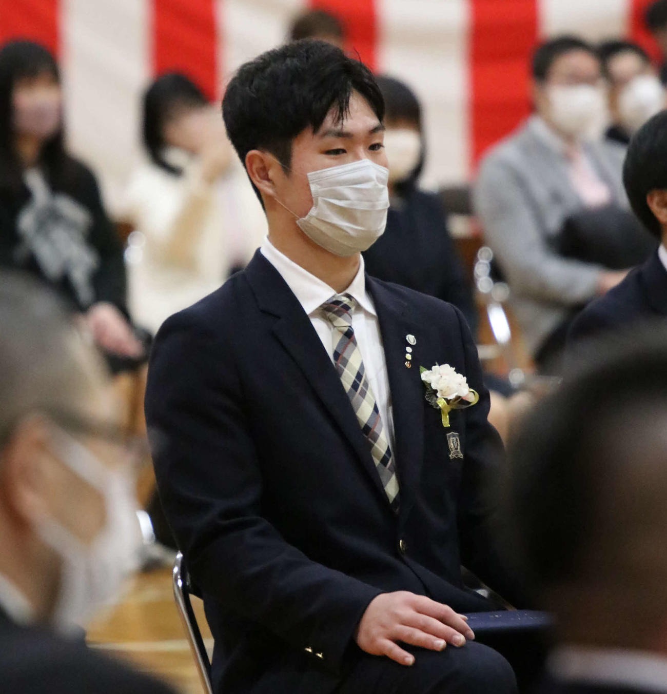 苫小牧中央高の卒業式に出席した広島のドラフト1位斉藤（撮影・山崎純一）