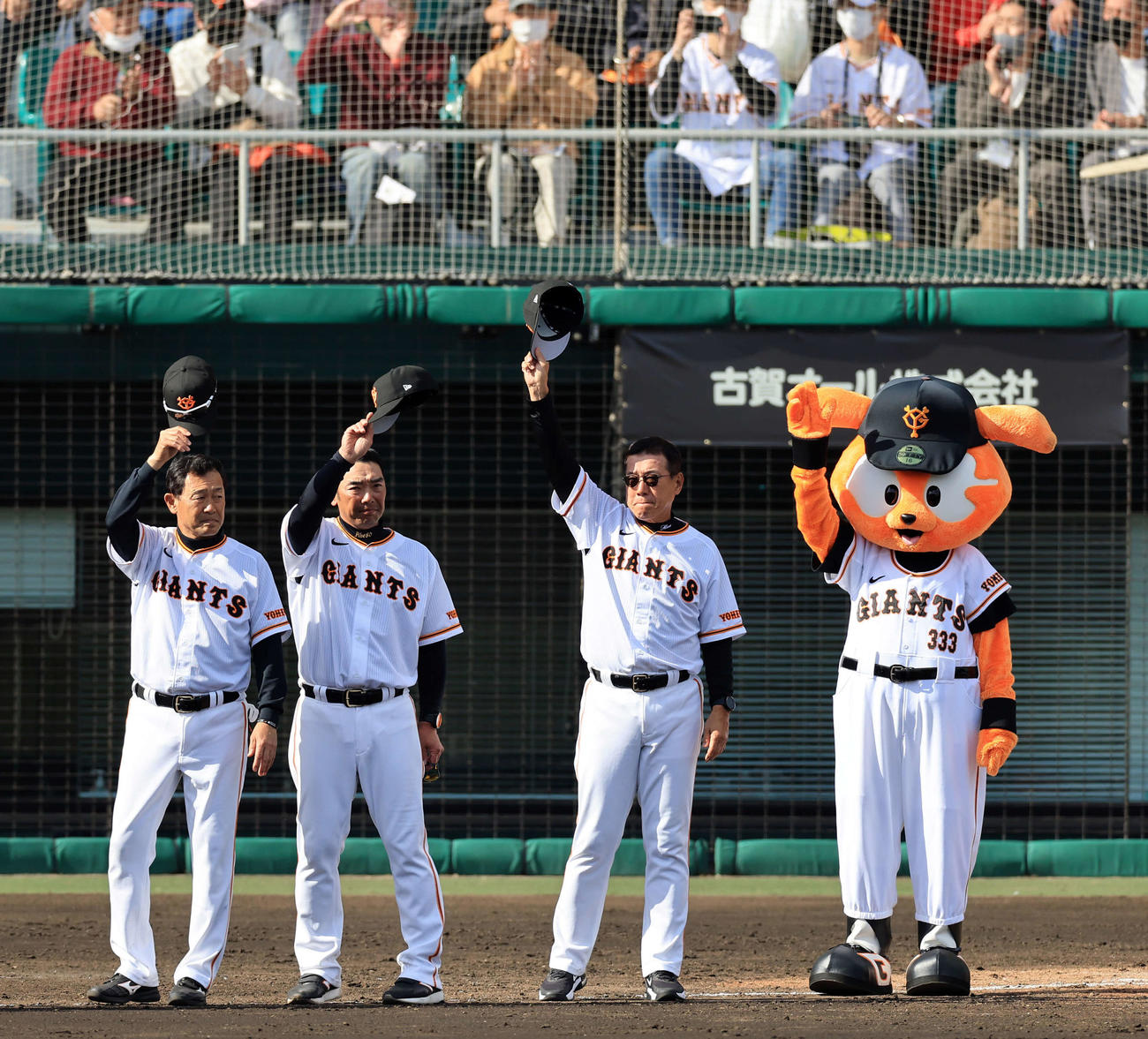 巨人対DeNA 4－1の快勝でファンにあいさつする巨人原監督（撮影・浅見桂子）