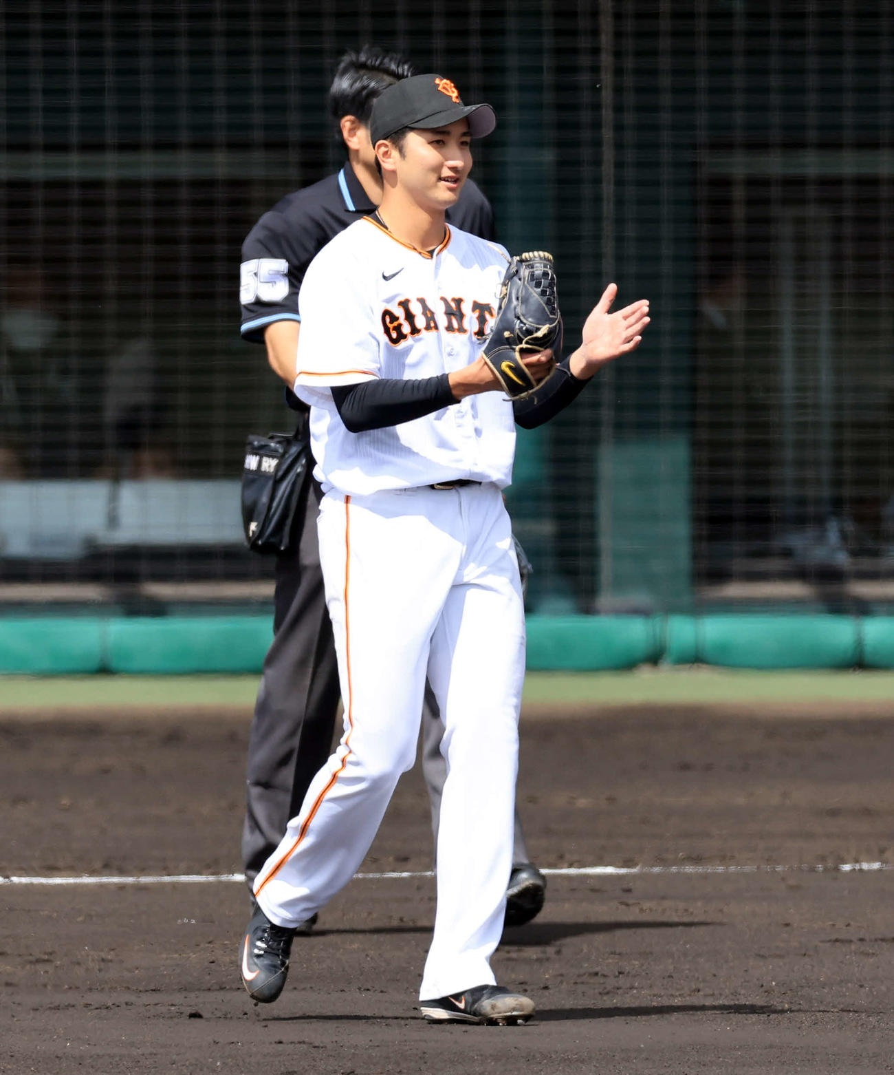 巨人対DeNA 2回表DeNA無死、宮崎を三塁ゴロに仕留め拍手する横川（撮影・浅見桂子）