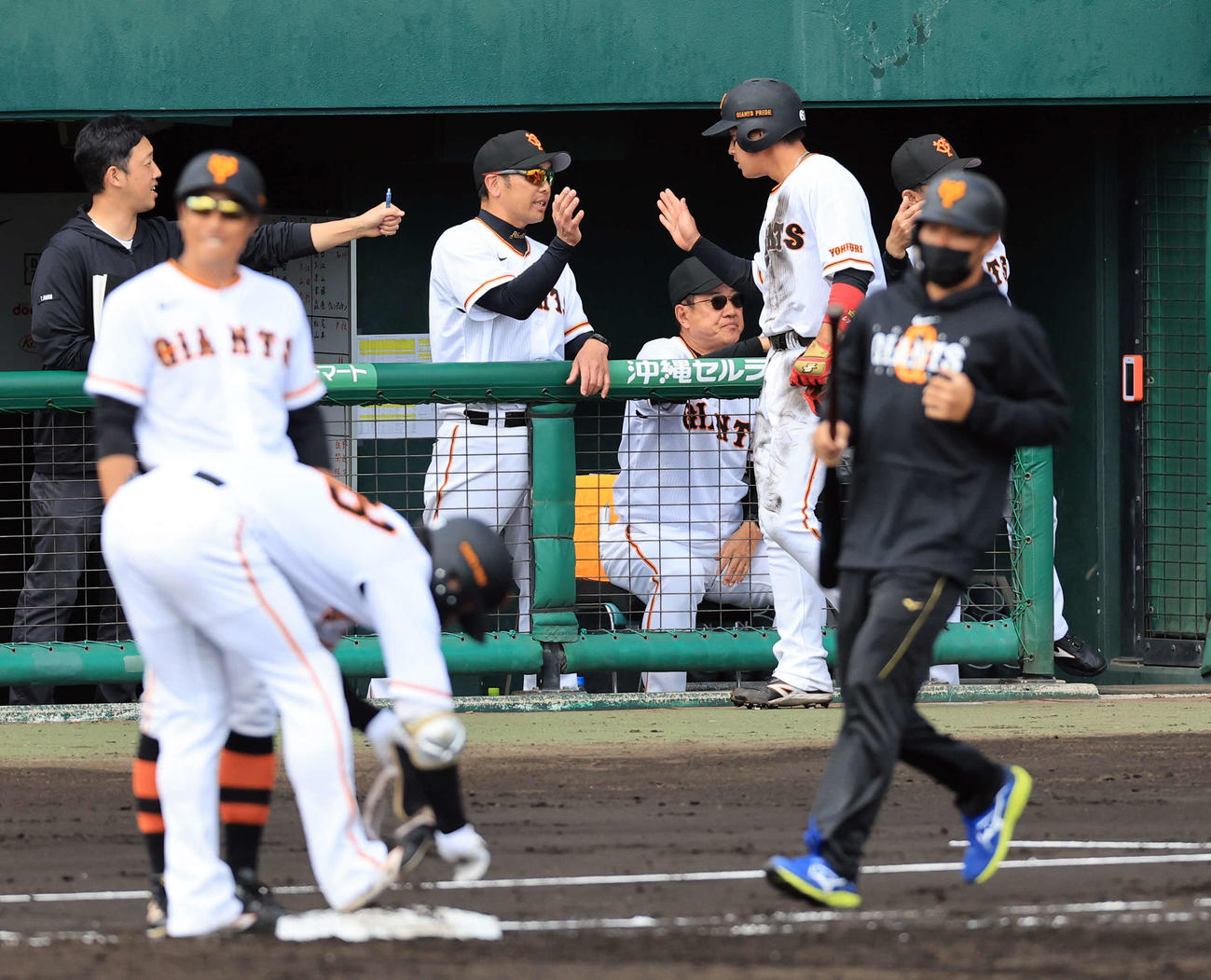 巨人対DeNA 2回裏巨人2死一、三塁、岡田の相手一塁失策を呼ぶ打球で先制の生還をした増田陸（右）を迎える原監督（中央）ら（撮影・浅見桂子）