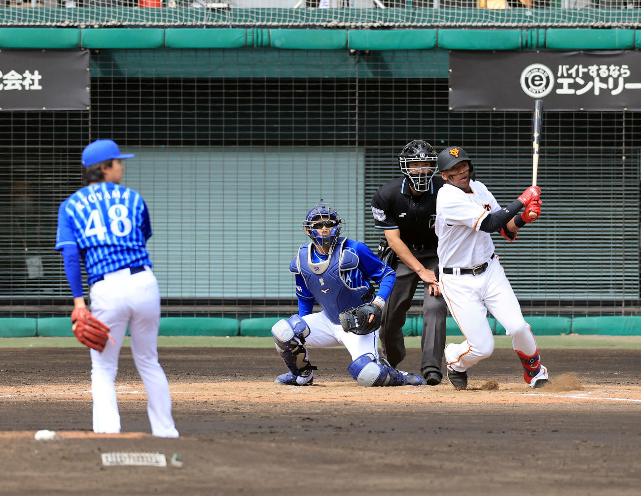 巨人対DeNA 4回裏巨人2死満塁、オコエは左適時打を放つ。投手京山（撮影・浅見桂子）