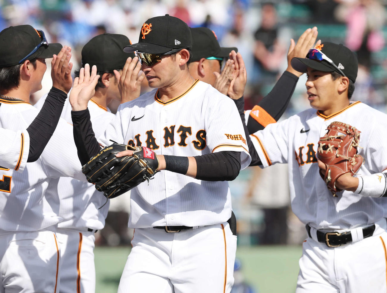 巨人対DeNA　勝利し、タッチを交わす巨人萩尾（手前）。右は門脇（撮影・宮地輝）