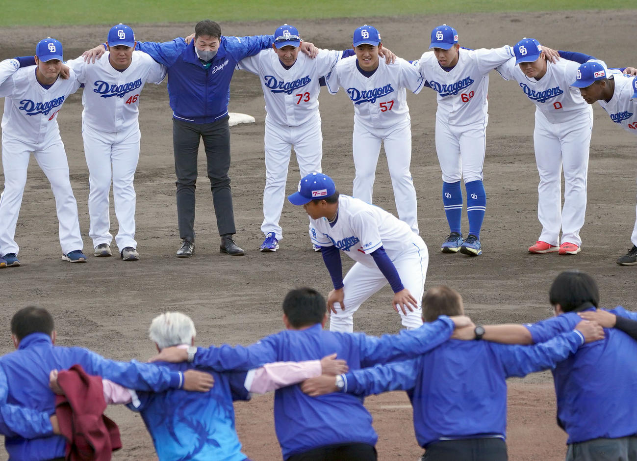 プロ野球オープン戦終了後、キャンプ手締めで選手・スタッフ関係者全員で円陣を組み声かけをする柳（中央）（撮影・森本幸一）