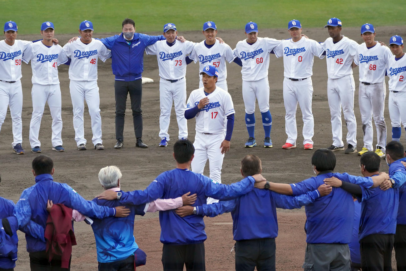 プロ野球オープン戦終了後、キャンプ手締めで選手・スタッフ関係者全員で円陣を組む事を提案する柳（中央）（撮影・森本幸一）
