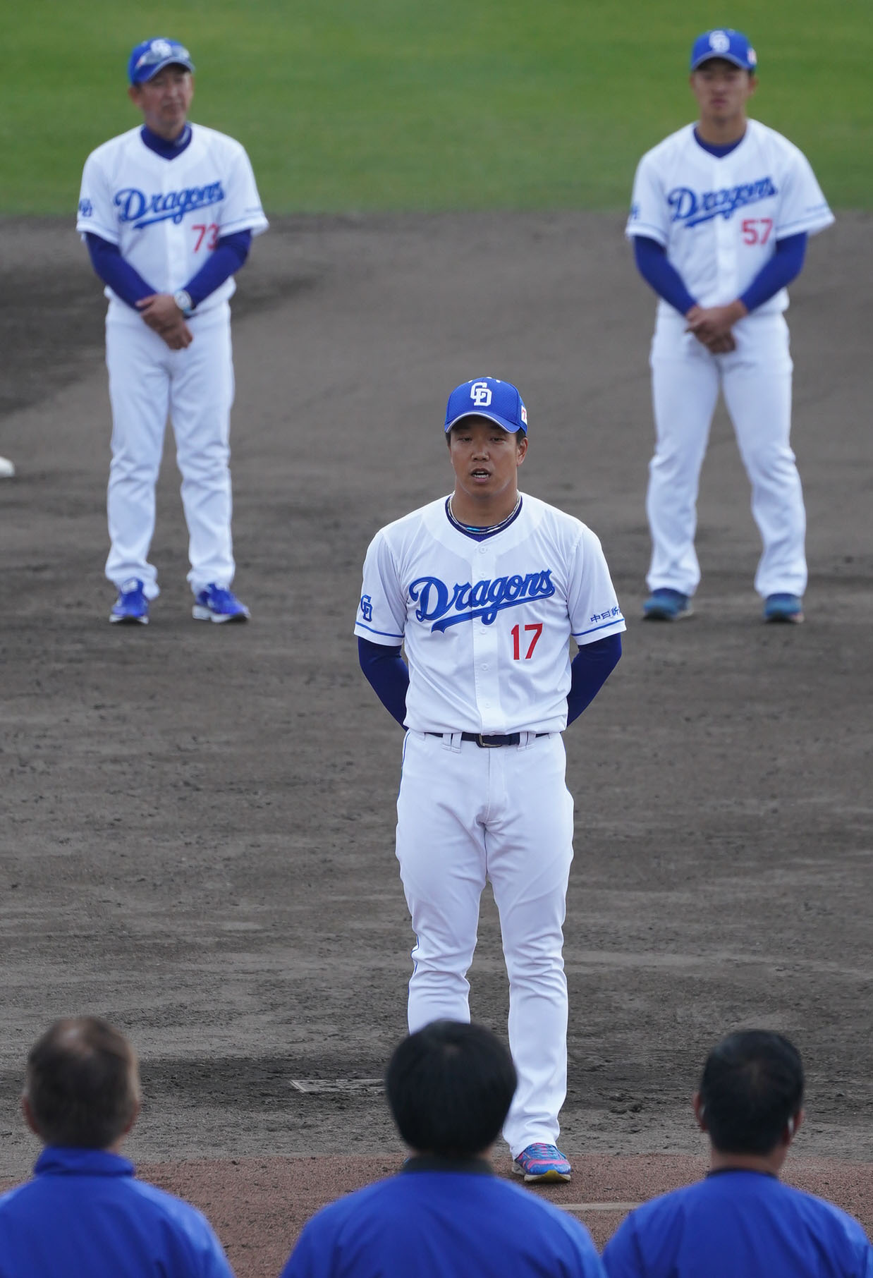 プロ野球オープン戦終了後、キャンプ手締めのあいさつを行う柳（中央）（撮影・森本幸一）