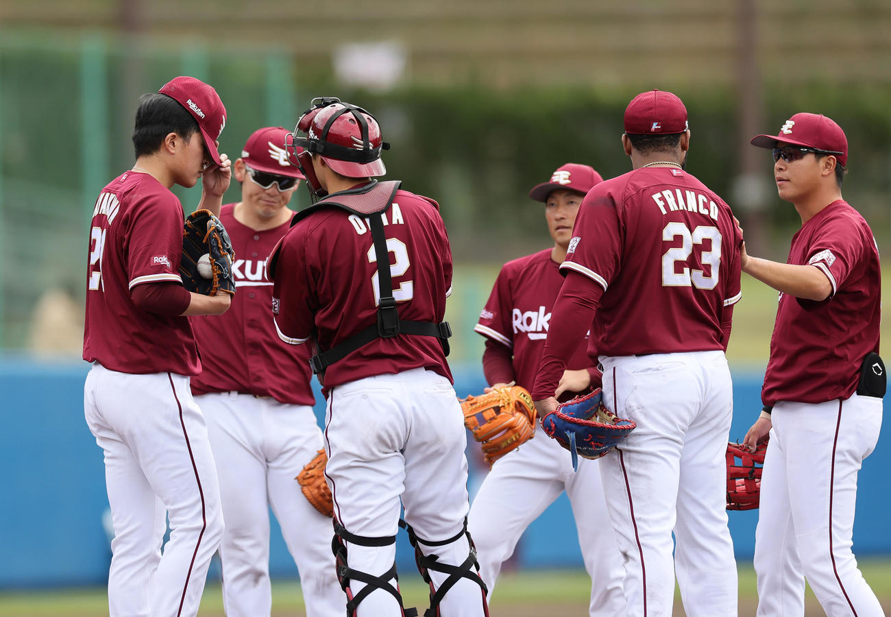 ヤクルト対楽天　1回裏ヤクルト1死一、三塁、沢井に右前適時打を浴びマウンドに集まる早川（左端）ら（撮影・足立雅史）