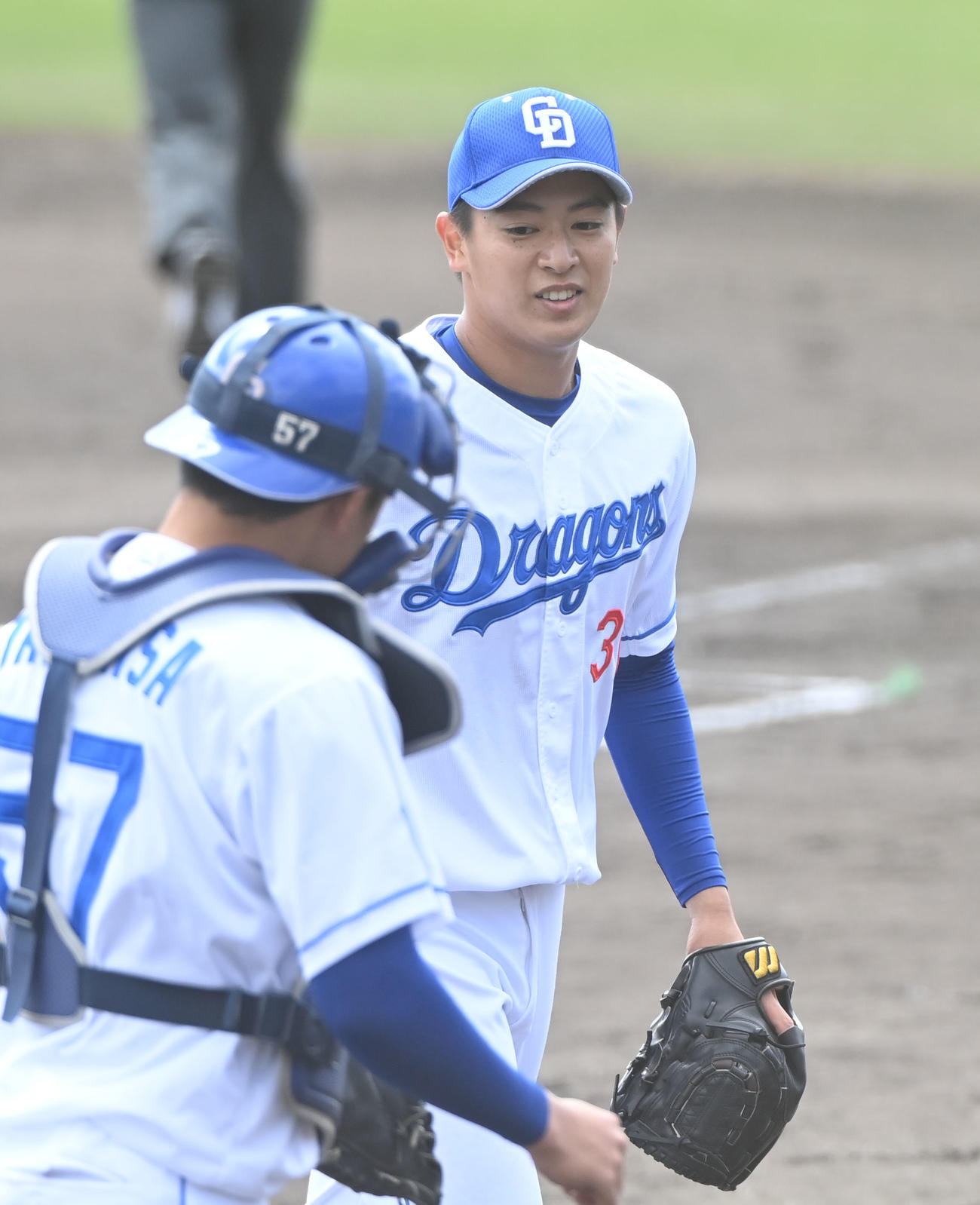 中日対広島　1回表広島攻撃終了、山浅と言葉を交わしベンチへ戻る仲地（右）（撮影・森本幸一）