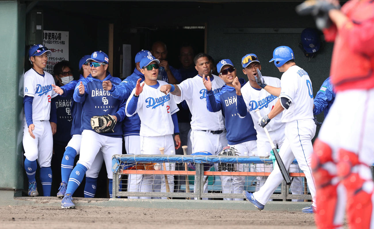 オープン戦中日対広島　2回裏中日1死、左中間超え本塁打を放った細川を迎えるナイン（撮影・加藤孝規）