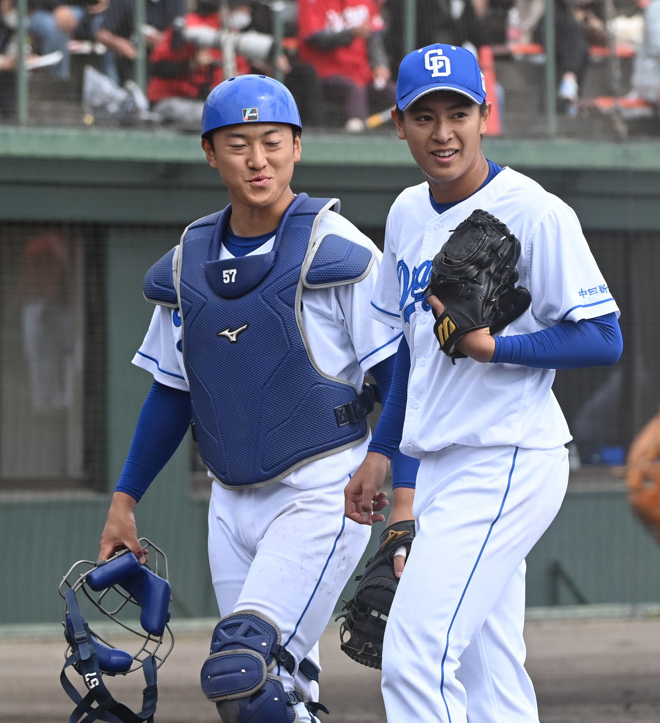 中日対広島　2回を無失点に抑えた仲地（右）は、山浅と笑顔でベンチへ戻る（撮影・森本幸一）