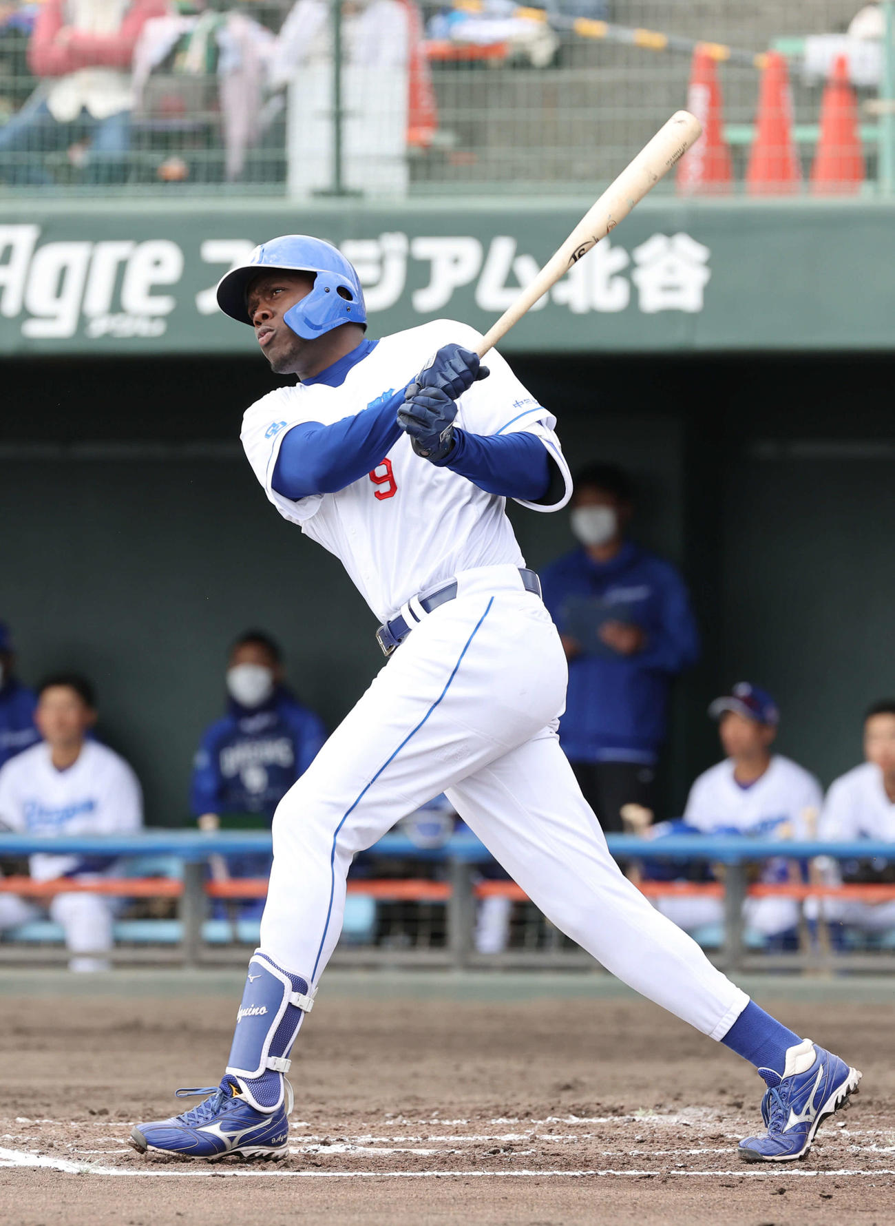 中日対広島　2回裏中日1死、アキーノは左越え先制本塁打を放つ（撮影・加藤孝規）