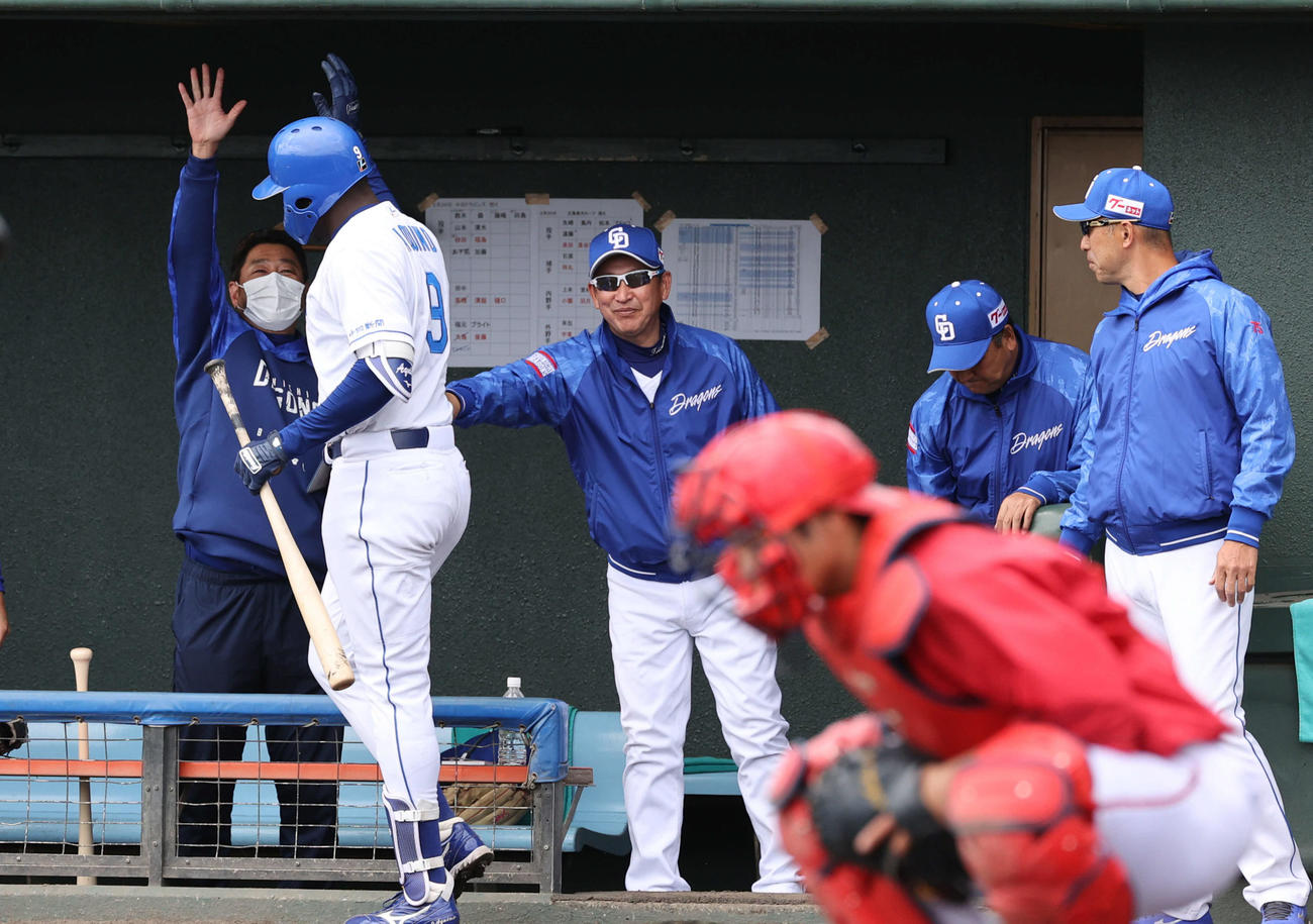 オープン戦中日対広島　2回裏中日1死、先制左越え本塁打を放ったアキーノを迎える立浪監督（撮影・加藤孝規）