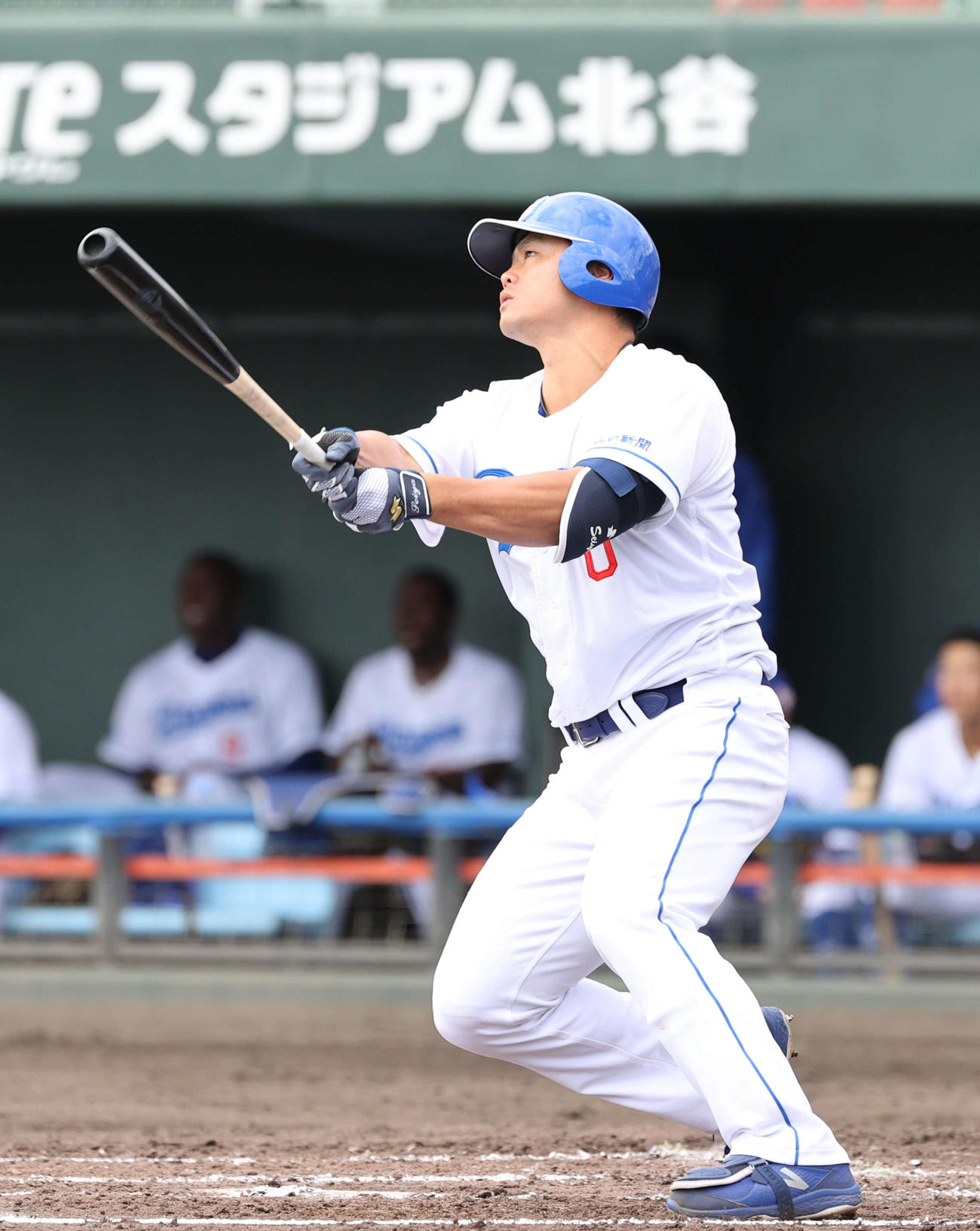 中日対広島　2回裏中日1死、細川は左中間に本塁打を放つ（撮影・加藤孝規）