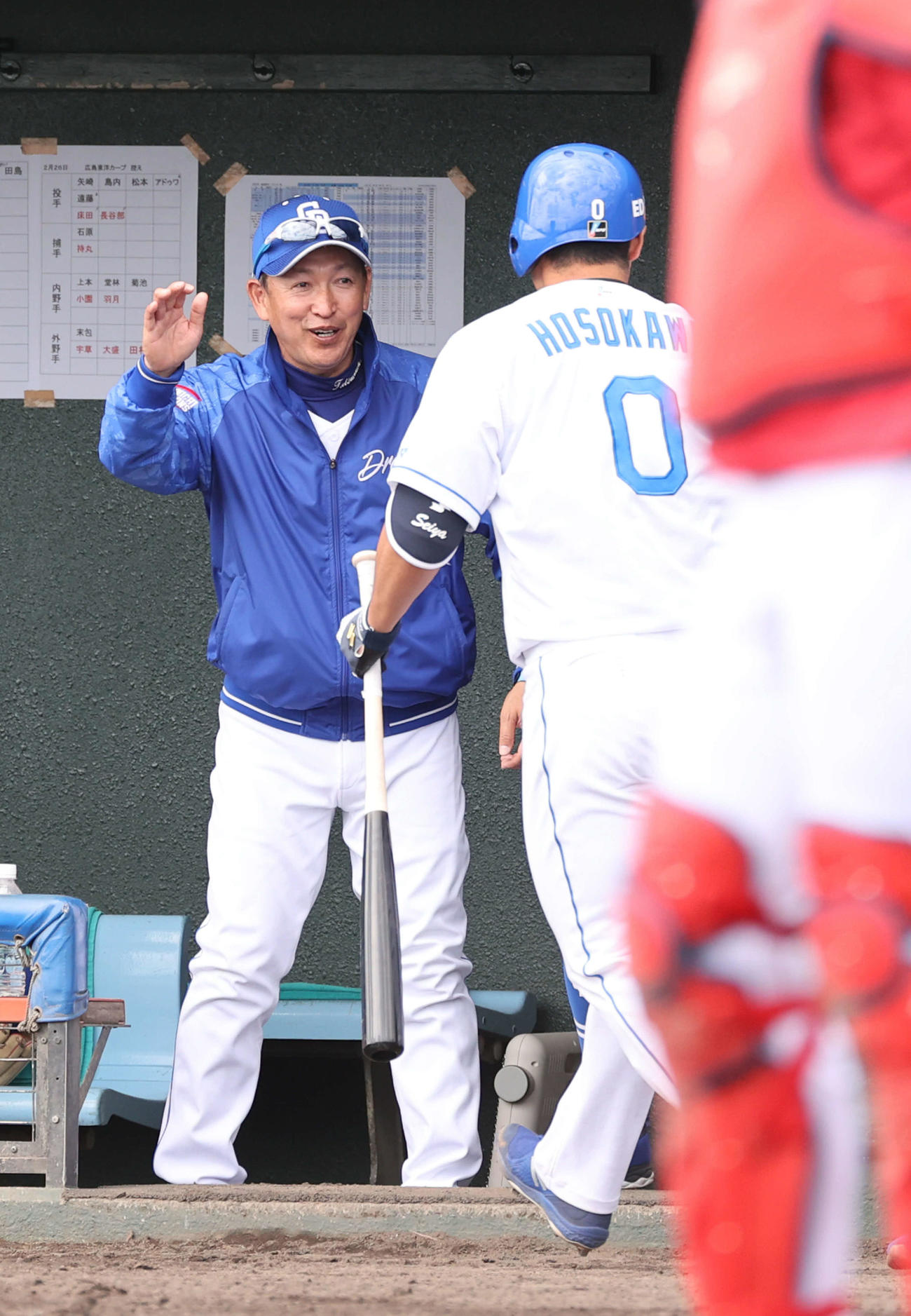 オープン戦中日対広島　2回裏中日1死、左中間超え本塁打を放った細川を迎える立浪監督（撮影・加藤孝規）